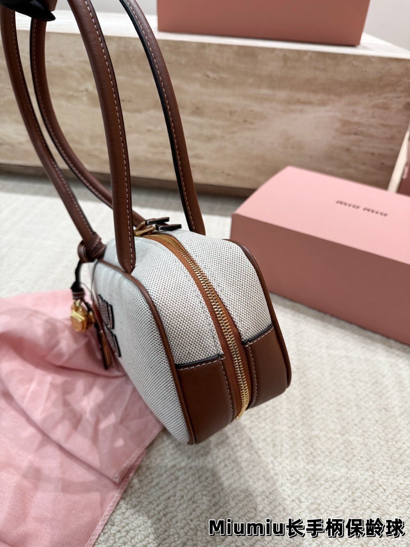 P220 配挂件 size：27.12cm miumiu保龄球长手柄 对版面料 皮质光滑细腻柔软， 棉质缎面衬里。 背起来都很nice 哦 可手拎也可斜挎！ 出场就是miumiu小公主！