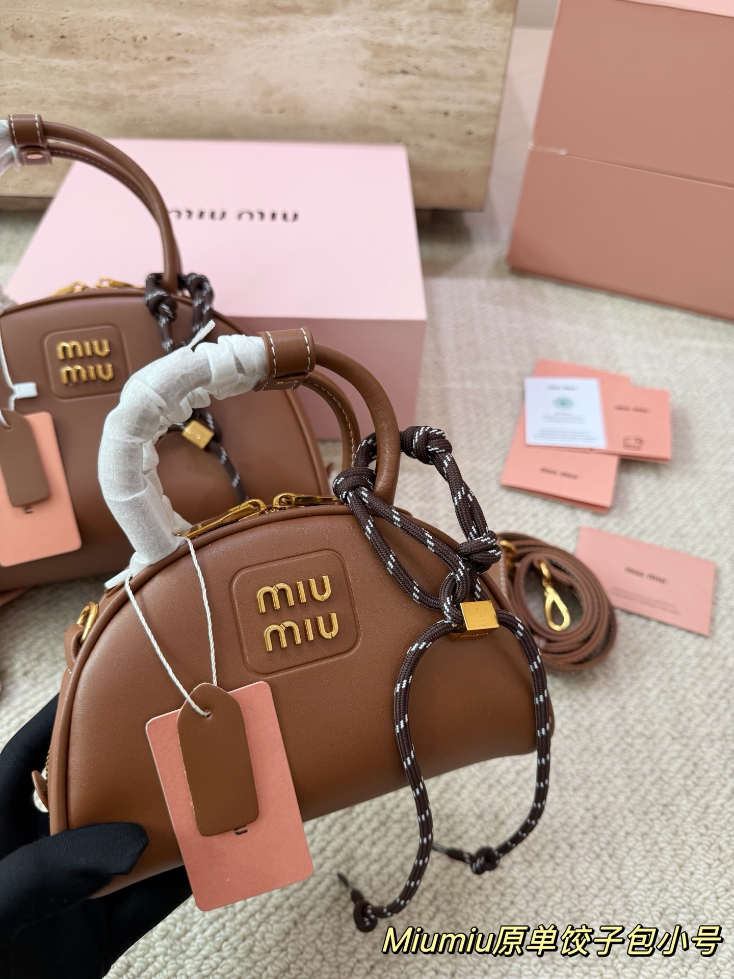 P180 P160 配挂件配盒 size：21 12cm 18 10cm 可盐可甜的 MiuMiu 女孩 miumiu wander半月包饺子包 好搭 什么风格都能驾驭 材质很柔软 容量也非常OK 复古俏皮的hobo包型 是近期几乎天天拿出门的包包！