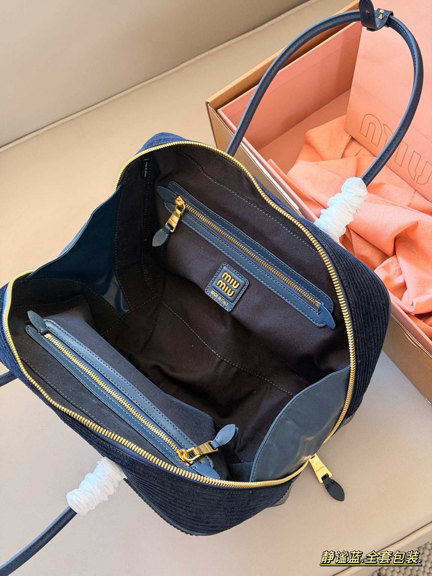 💰260 配全套包装 size：35*22cm miumiu 保龄球/公文包/灯芯绒 灯芯绒软软绵绵的 秋冬季的断货王！ 这款的版型也太好看了吧！