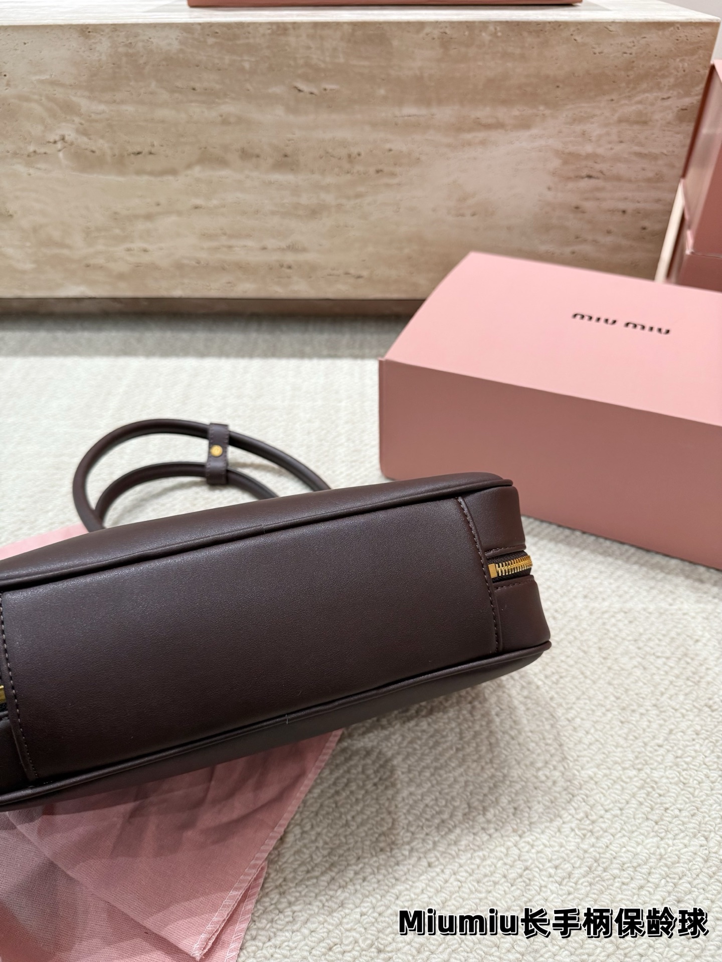 P220 配挂件 size：27.12cm miumiu保龄球长手柄 对版面料 皮质光滑细腻柔软， 棉质缎面衬里。 背起来都很nice 哦 可手拎也可斜挎！ 出场就是miumiu小公主！