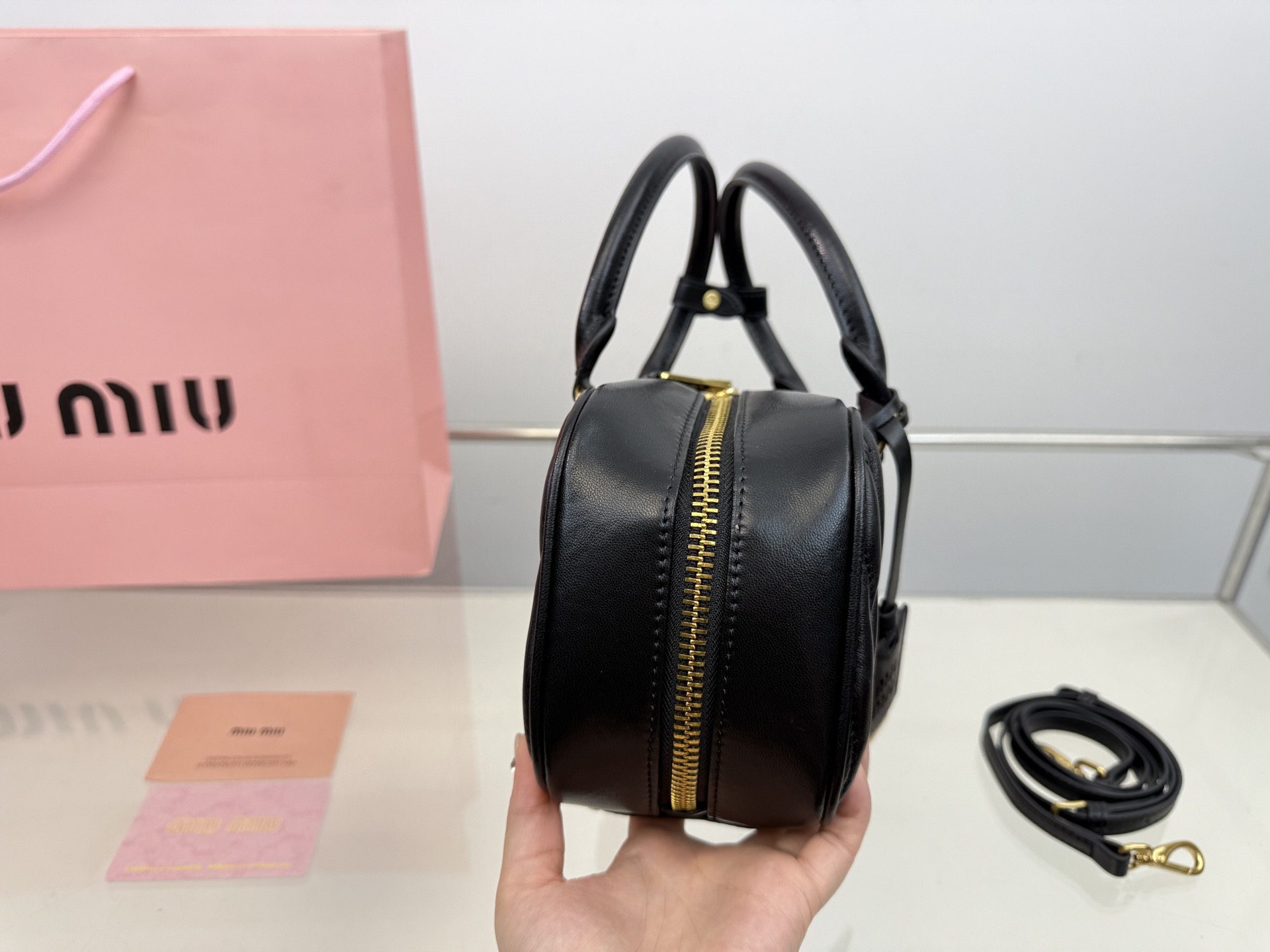 (折叠盒⚠️)p250/p240/p235 (羊皮) Miu新品 高级褶皱保龄球包 搭配小零钱包 精致独特的设计 时尚绝美 大方且与众不同 size:28*13cm(大) size:23*12cm(中) size:20*11cm(小)