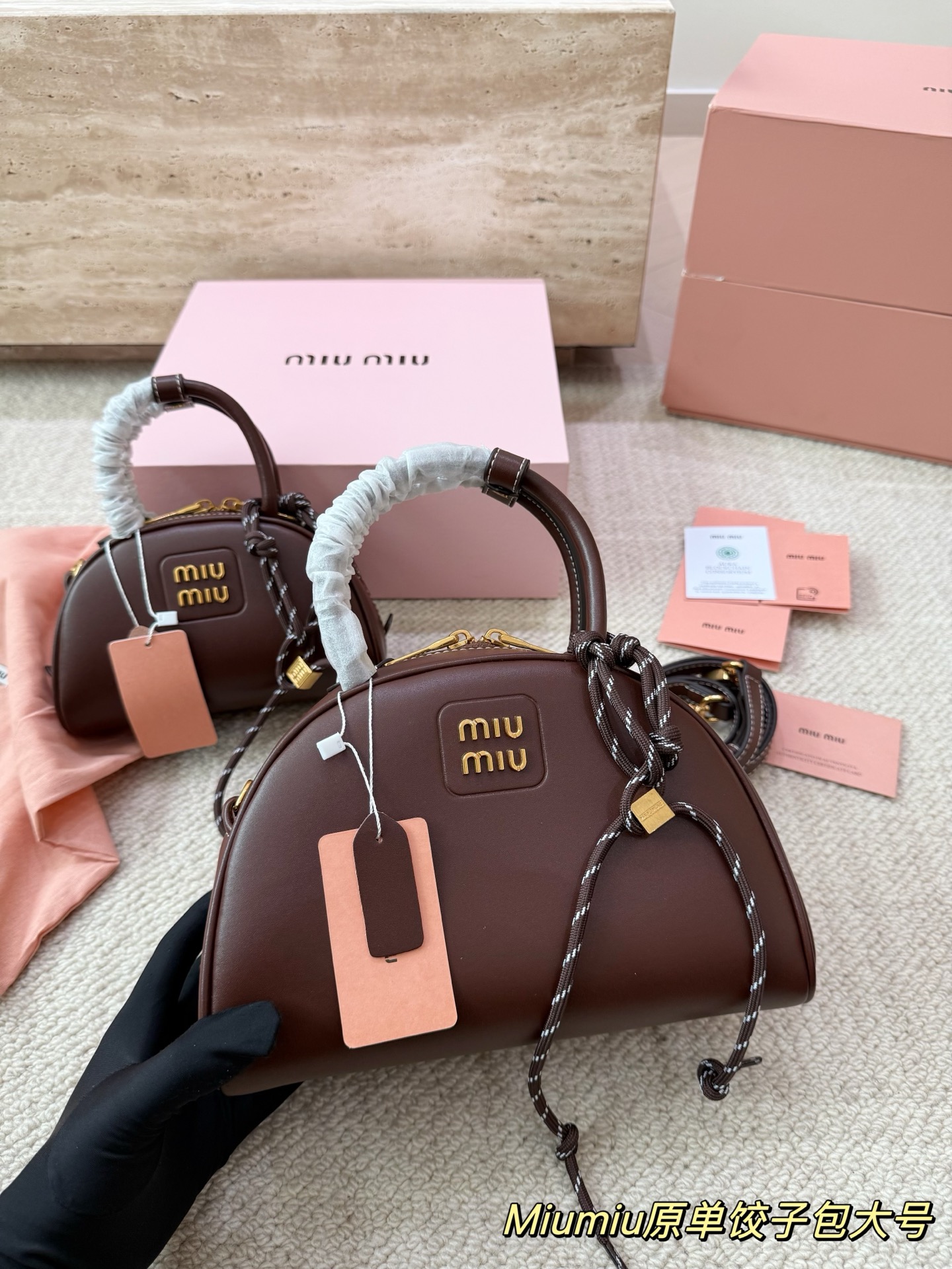 P180 P160 配挂件配盒 size：21 12cm 18 10cm 可盐可甜的 MiuMiu 女孩 miumiu wander半月包饺子包 好搭 什么风格都能驾驭 材质很柔软 容量也非常OK 复古俏皮的hobo包型 是近期几乎天天拿出门的包包！