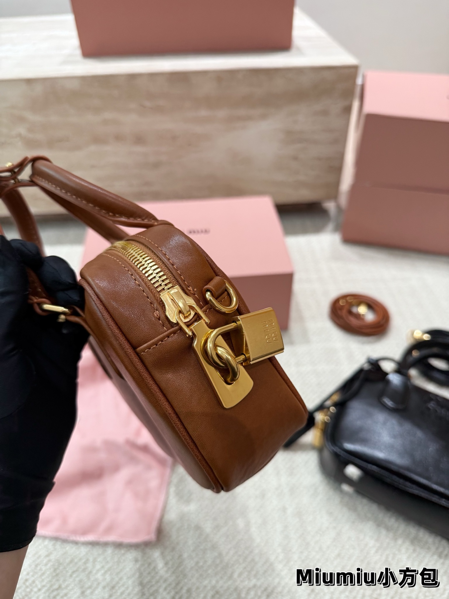 P210 📍Miumiu25秋冬秀款做旧小方块 尺寸 13*19*6CM 两个颜色 爆款预测🔥配盒子挂件