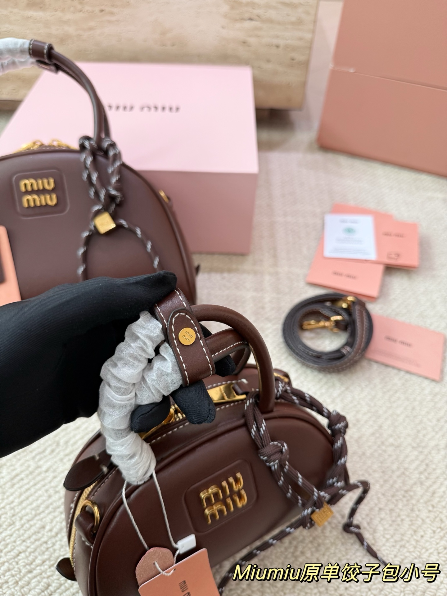 P180 P160 配挂件配盒 size：21 12cm 18 10cm 可盐可甜的 MiuMiu 女孩 miumiu wander半月包饺子包 好搭 什么风格都能驾驭 材质很柔软 容量也非常OK 复古俏皮的hobo包型 是近期几乎天天拿出门的包包！