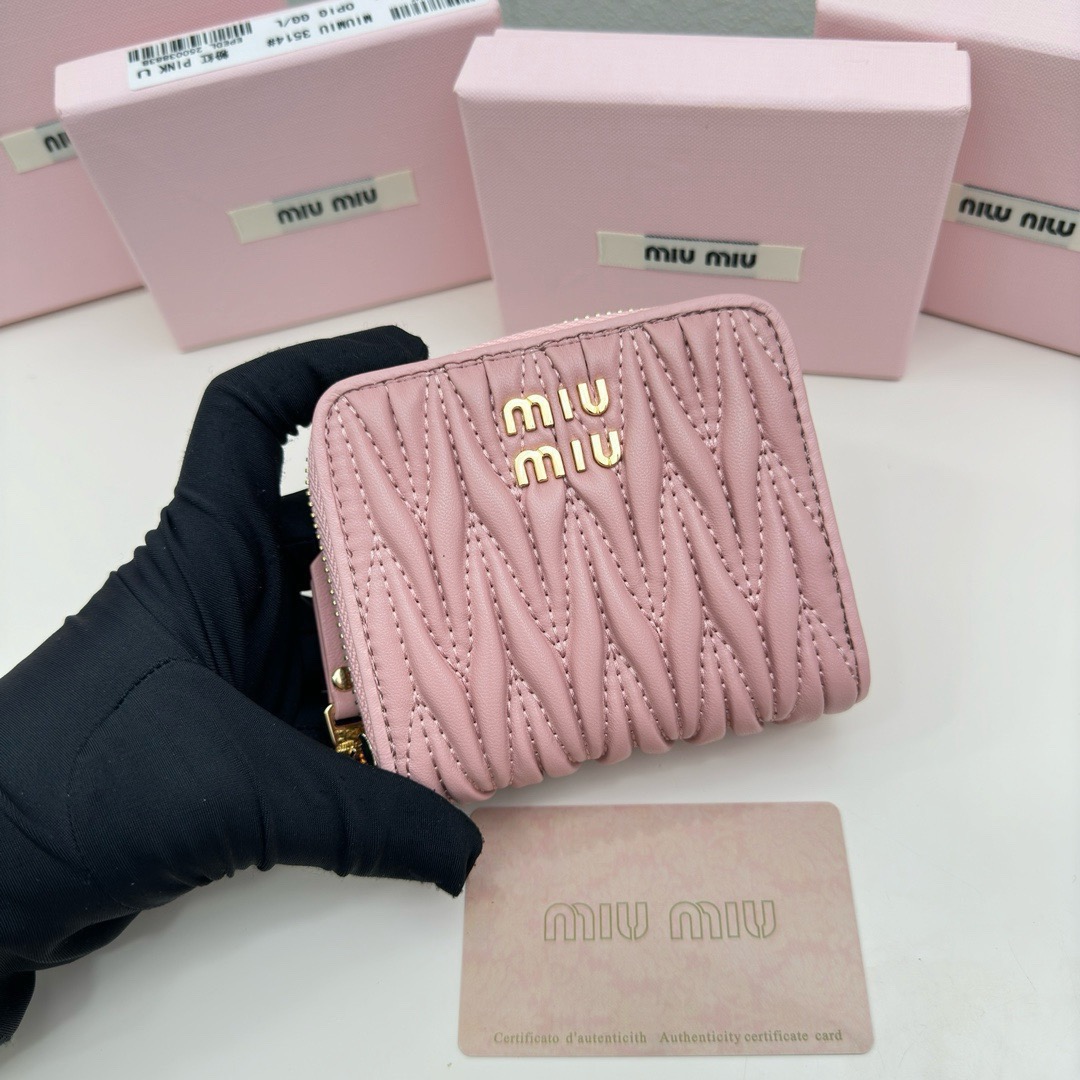 P95🎀miumiu 3511🎀颜色 黑色 粉色 蓝色 🎀尺寸 10.5*10*3🎀miumiu专柜最新款!专柜爆款热力来袭,经典提花压纹设计,釆用顶级进口小羊皮,皮质细腻柔软,做工精细