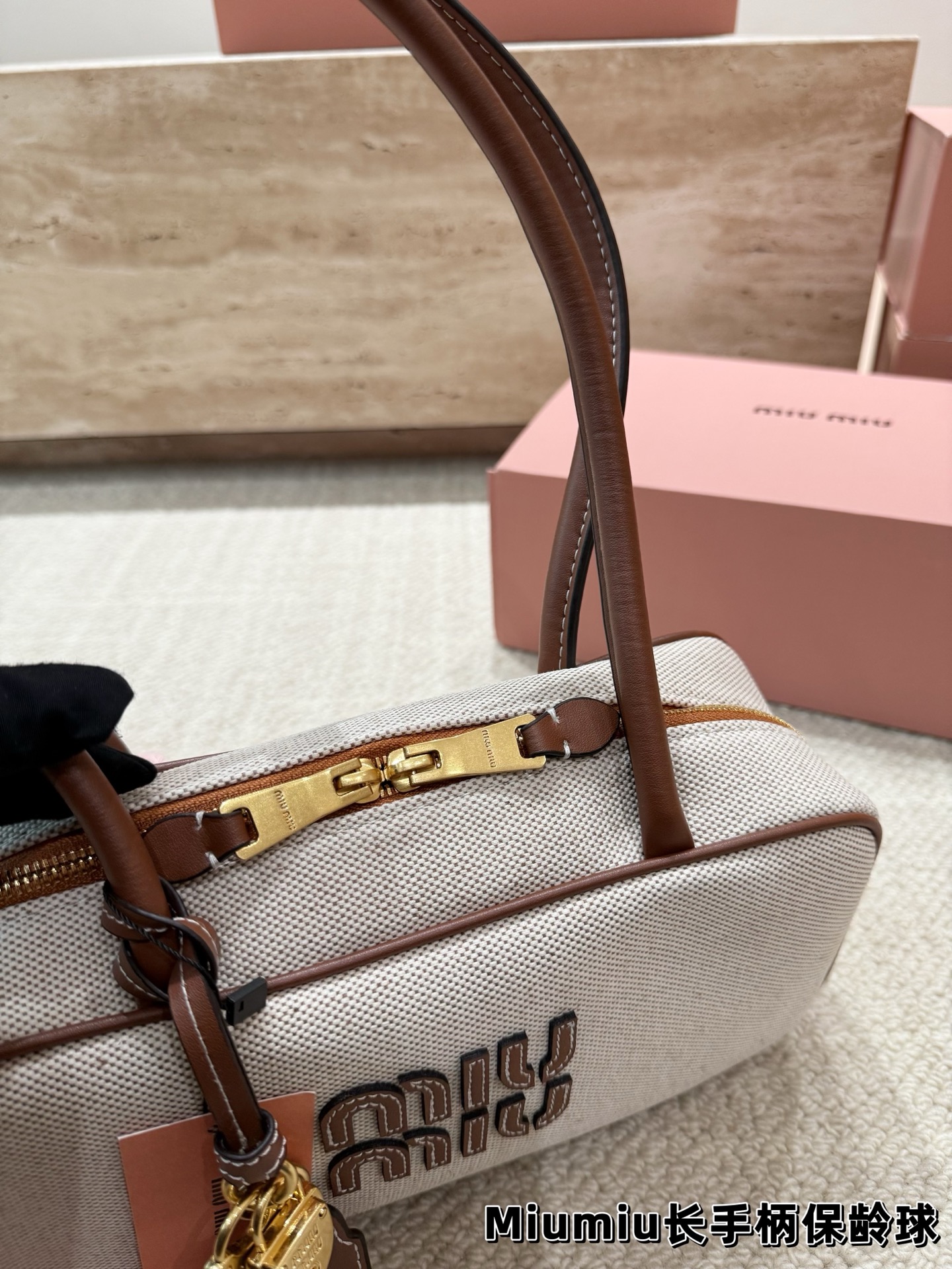 P220 配挂件 size：27.12cm miumiu保龄球长手柄 对版面料 皮质光滑细腻柔软， 棉质缎面衬里。 背起来都很nice 哦 可手拎也可斜挎！ 出场就是miumiu小公主！