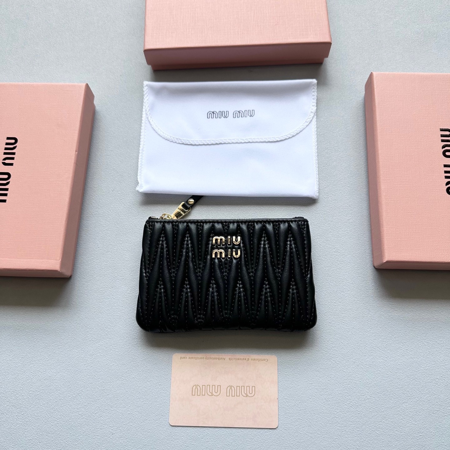 p75🎀🎀颜色 黑 粉 棕 蓝🎀尺寸 14.5x9🎀miumiu 顶级小羊皮多功能🐑零钱包👍里外全羊皮🔥经典搭配，时尚百搭