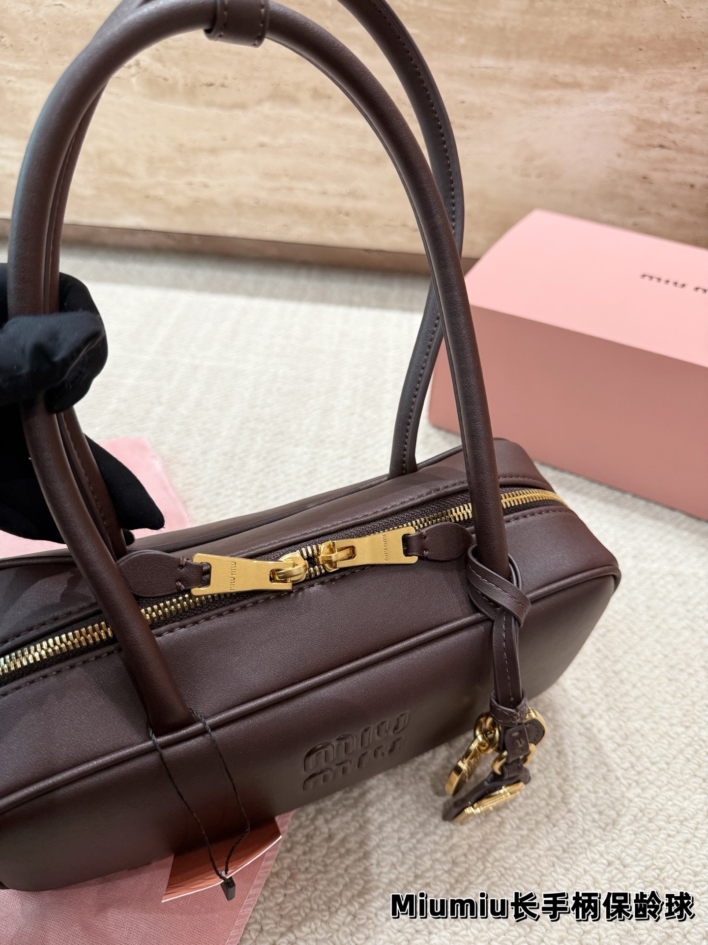 P220 配挂件 size：27.12cm miumiu保龄球长手柄 对版面料 皮质光滑细腻柔软， 棉质缎面衬里。 背起来都很nice 哦 可手拎也可斜挎！ 出场就是miumiu小公主！