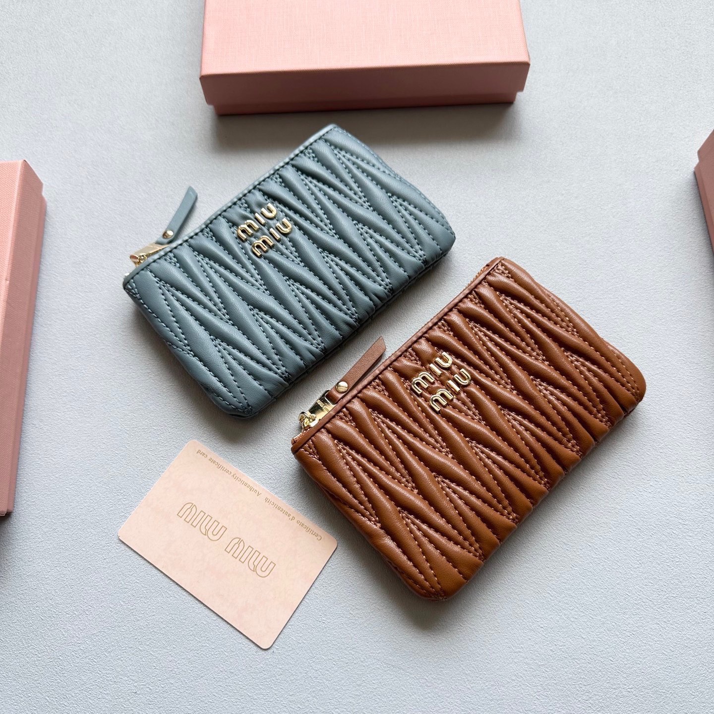 p75🎀🎀颜色 黑 粉 棕 蓝🎀尺寸 14.5x9🎀miumiu 顶级小羊皮多功能🐑零钱包👍里外全羊皮🔥经典搭配，时尚百搭