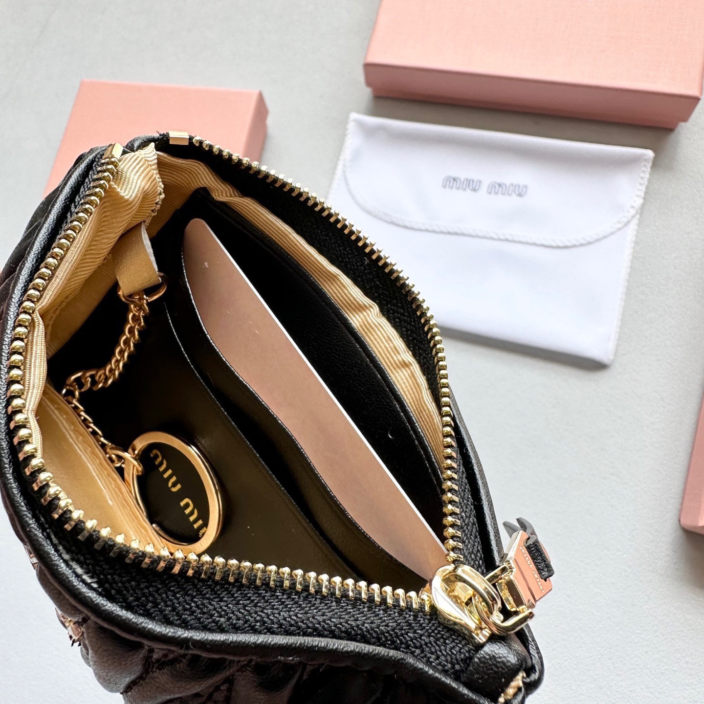 p75🎀🎀颜色 黑 粉 棕 蓝🎀尺寸 14.5x9🎀miumiu 顶级小羊皮多功能🐑零钱包👍里外全羊皮🔥经典搭配，时尚百搭