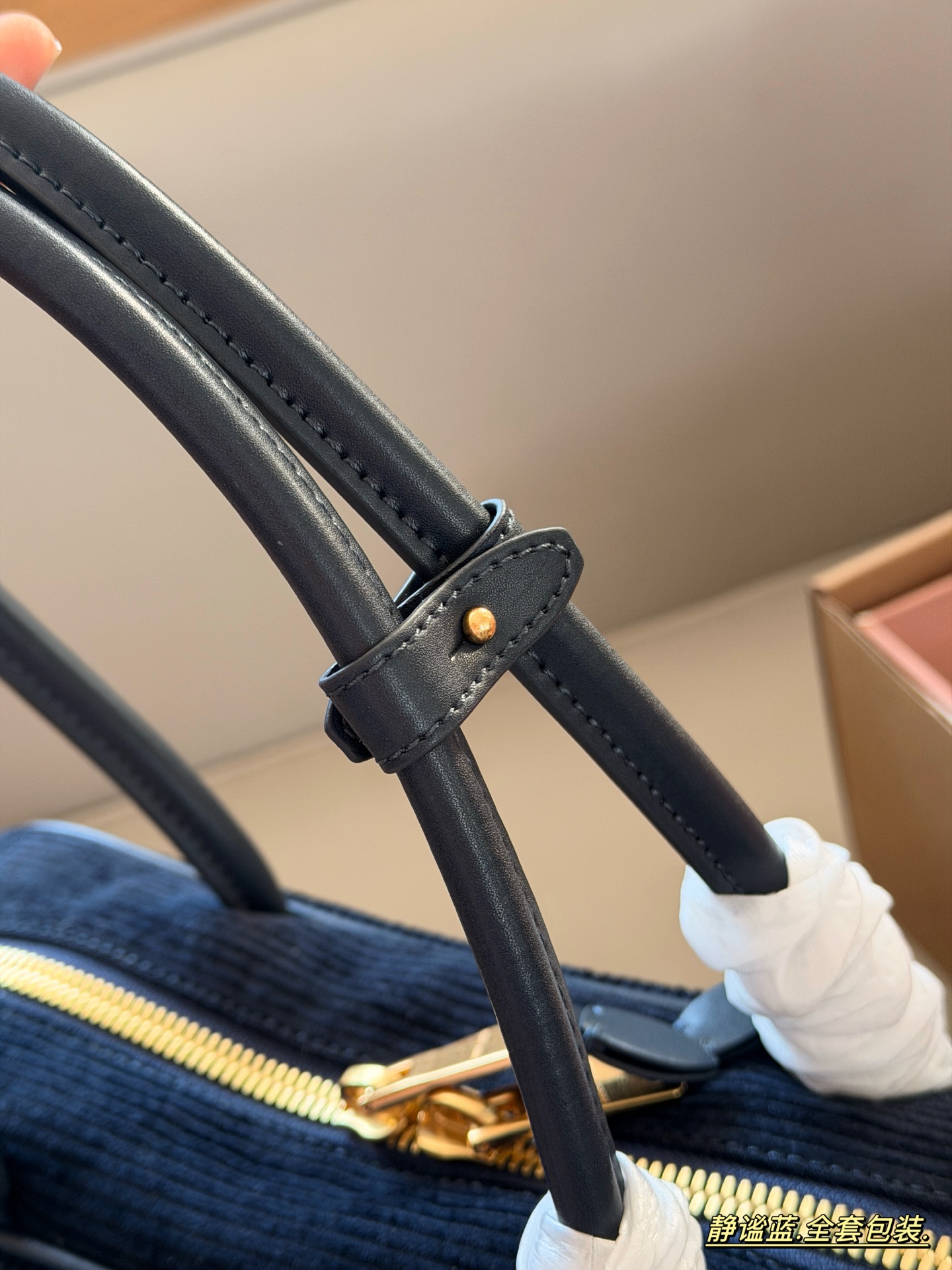 💰260 配全套包装 size：35*22cm miumiu 保龄球/公文包/灯芯绒 灯芯绒软软绵绵的 秋冬季的断货王！ 这款的版型也太好看了吧！