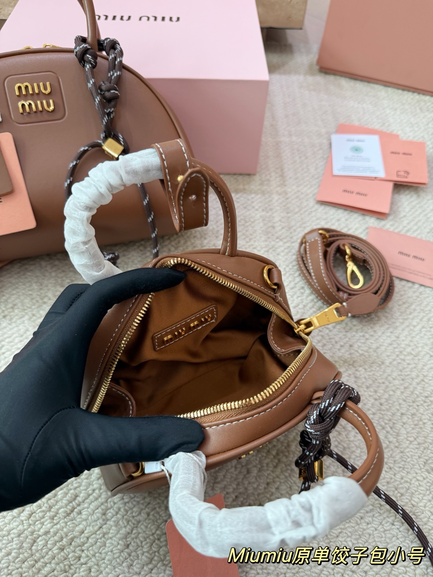 P180 P160 配挂件配盒 size：21 12cm 18 10cm 可盐可甜的 MiuMiu 女孩 miumiu wander半月包饺子包 好搭 什么风格都能驾驭 材质很柔软 容量也非常OK 复古俏皮的hobo包型 是近期几乎天天拿出门的包包！