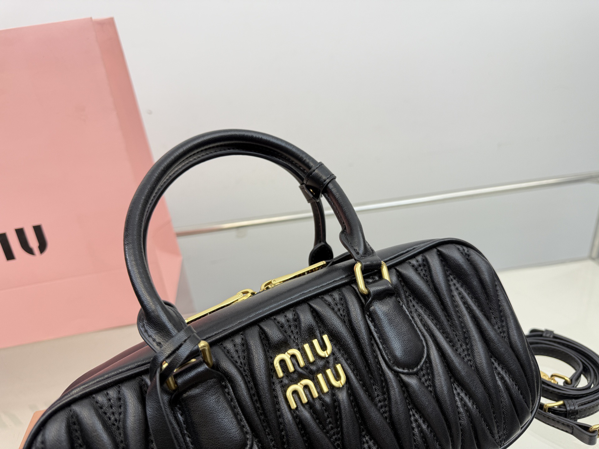 (折叠盒⚠️)p250/p240/p235 (羊皮) Miu新品 高级褶皱保龄球包 搭配小零钱包 精致独特的设计 时尚绝美 大方且与众不同 size:28*13cm(大) size:23*12cm(中) size:20*11cm(小)