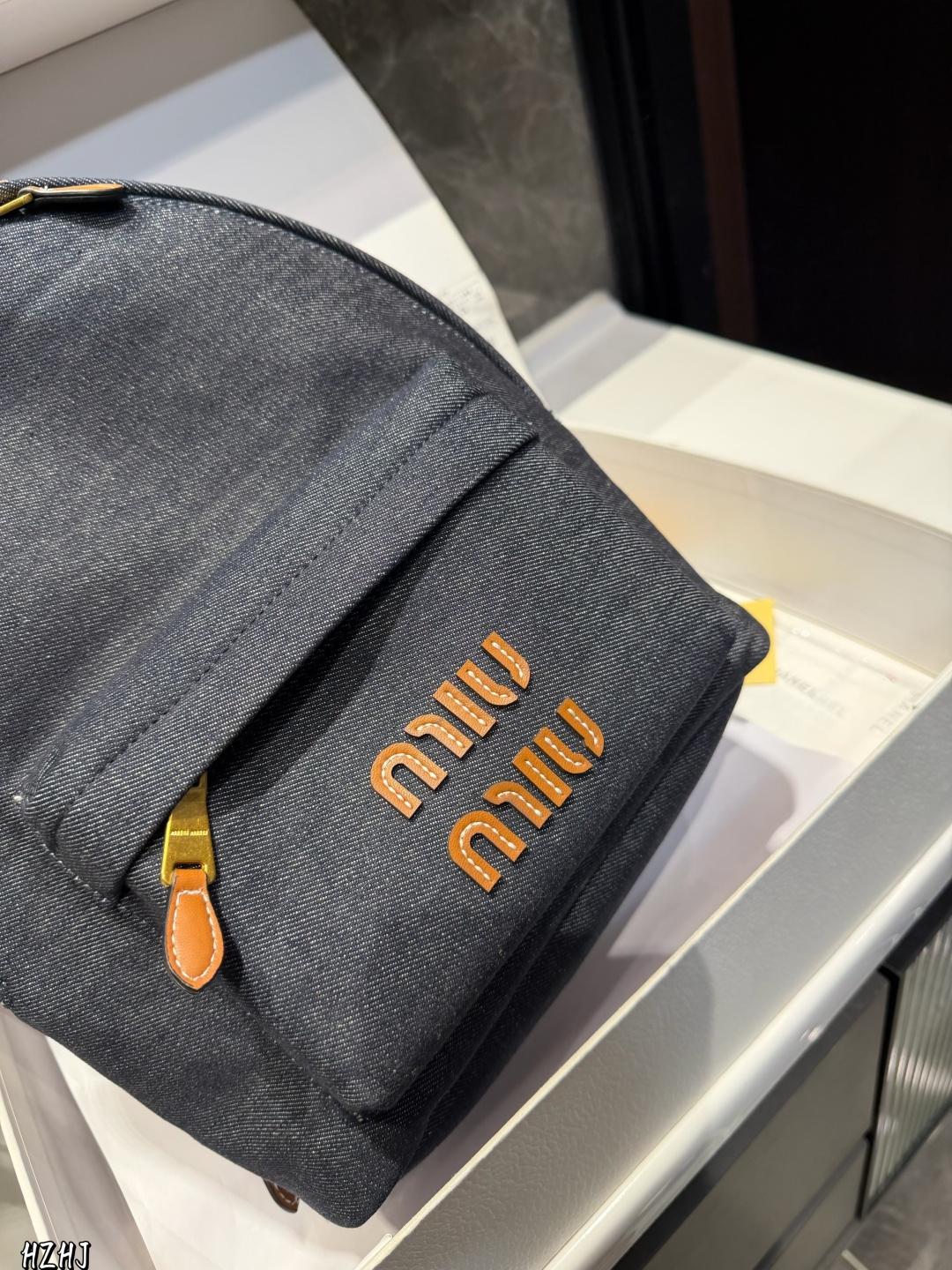 ❤️p170p160❤️ MiuMiu期待已久 帆布双肩包.中古包春夏系列包包 简洁利落的设计凸显功能性 实用主义 柔软舒服的触感彰显 MiuMiu 女性愈加自信，务实，前卫和酷炫的态度 尺寸：33^17*40/22*15*33cm