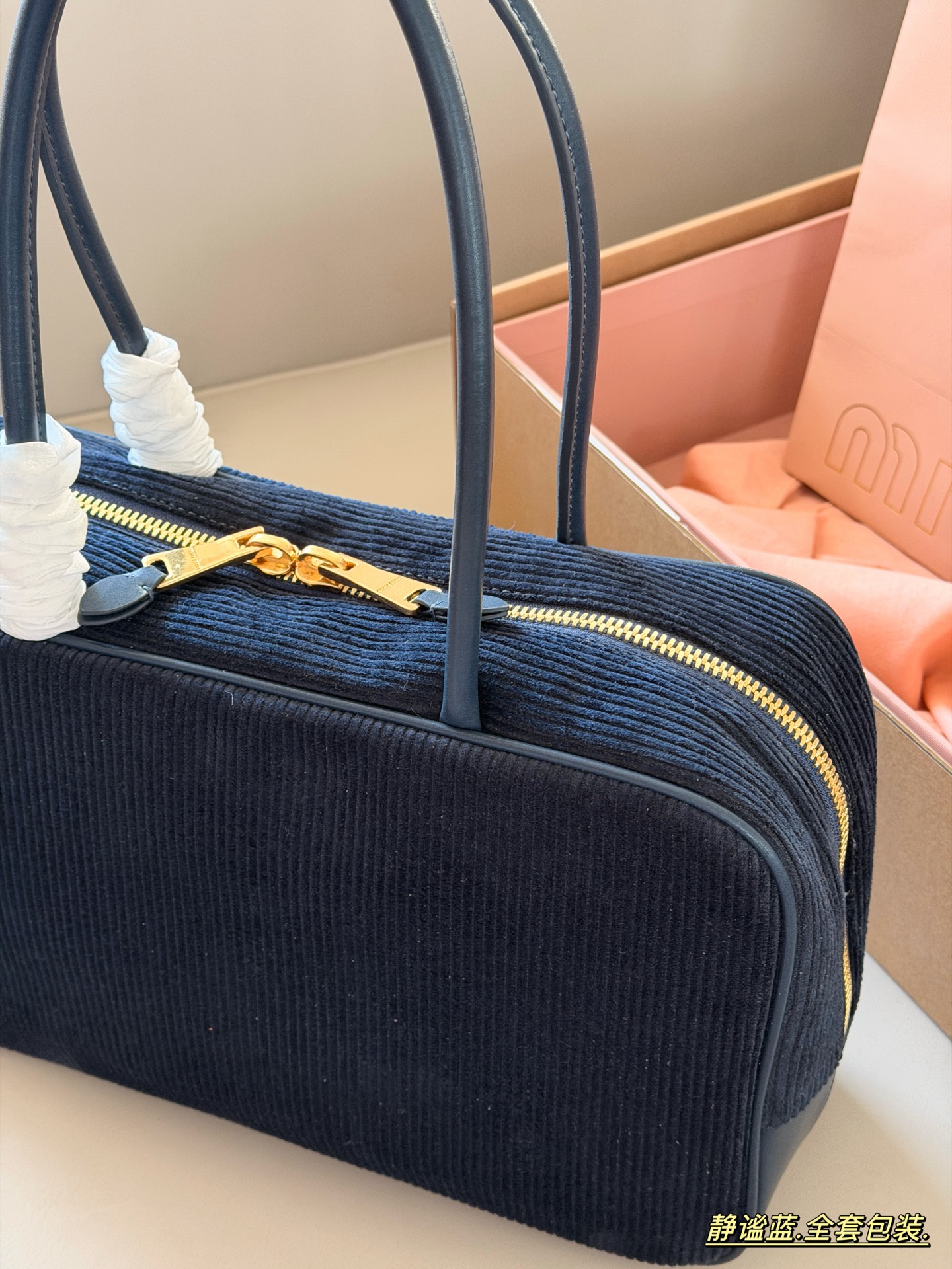 💰260 配全套包装 size：35*22cm miumiu 保龄球/公文包/灯芯绒 灯芯绒软软绵绵的 秋冬季的断货王！ 这款的版型也太好看了吧！