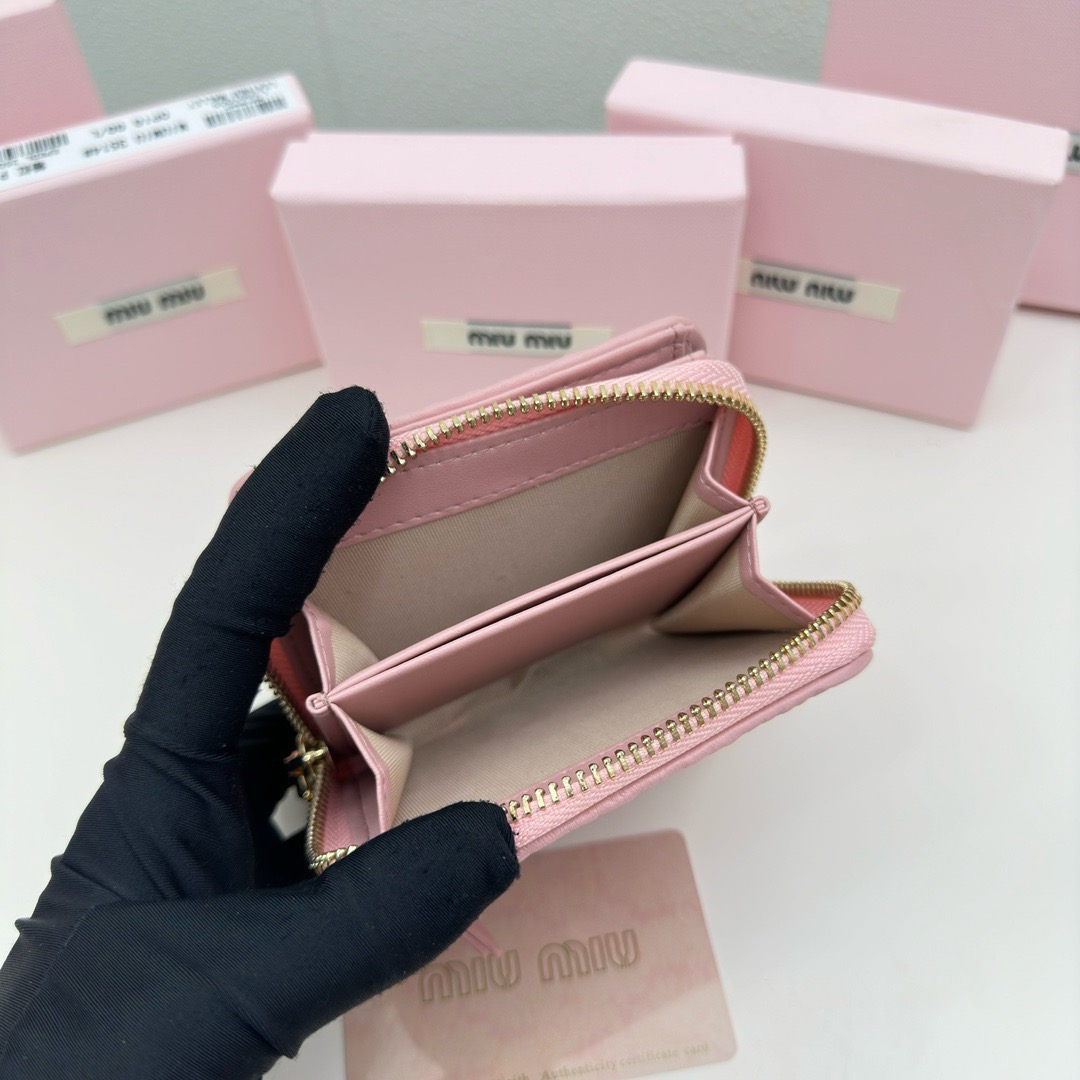 P95🎀miumiu 3511🎀颜色 黑色 粉色 蓝色 🎀尺寸 10.5*10*3🎀miumiu专柜最新款!专柜爆款热力来袭,经典提花压纹设计,釆用顶级进口小羊皮,皮质细腻柔软,做工精细