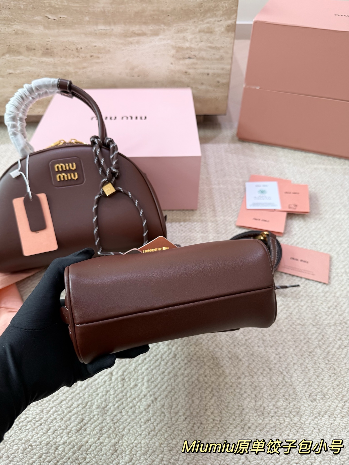 P180 P160 配挂件配盒 size：21 12cm 18 10cm 可盐可甜的 MiuMiu 女孩 miumiu wander半月包饺子包 好搭 什么风格都能驾驭 材质很柔软 容量也非常OK 复古俏皮的hobo包型 是近期几乎天天拿出门的包包！