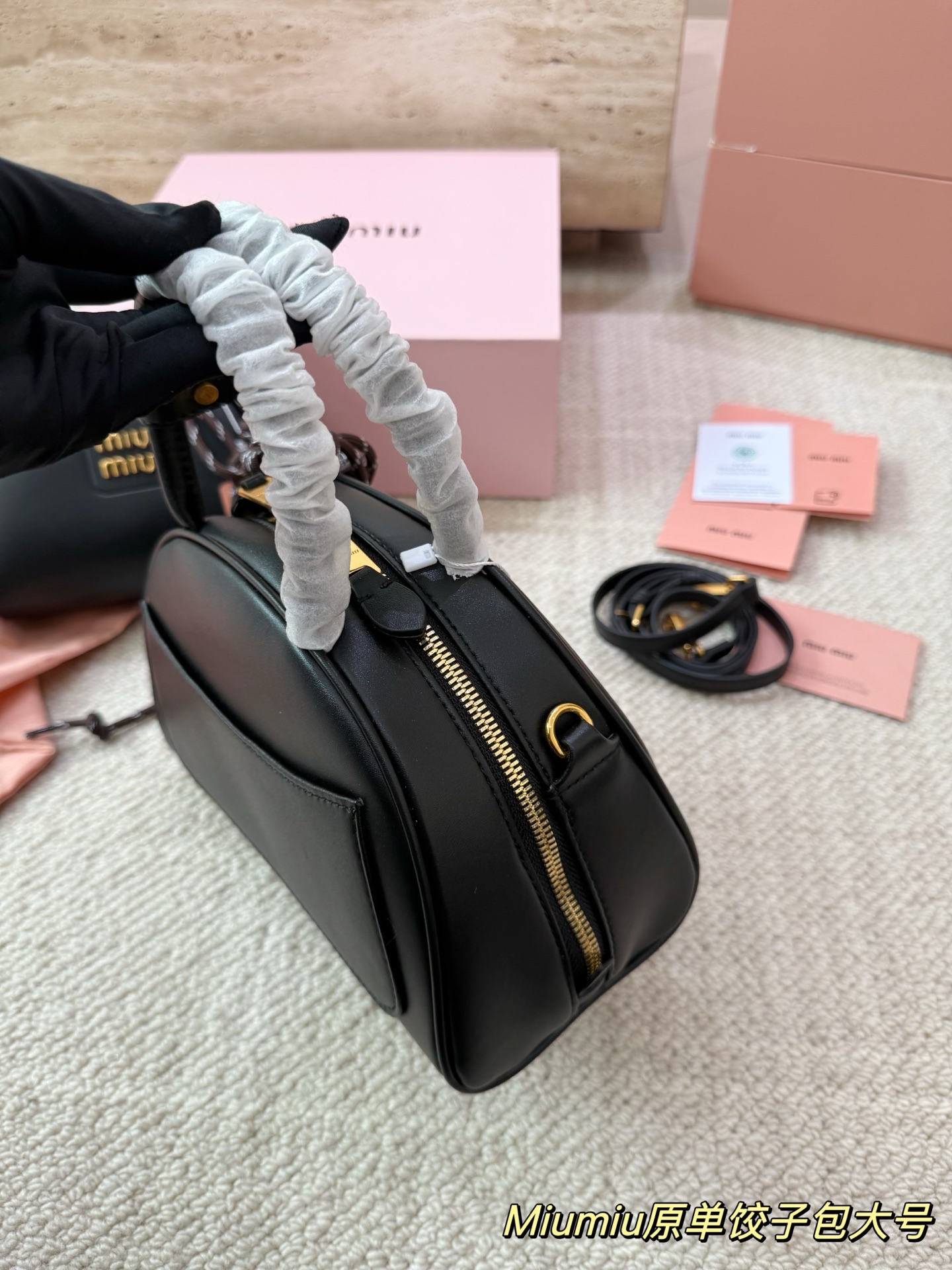 P180 P160 配挂件配盒 size：21 12cm 18 10cm 可盐可甜的 MiuMiu 女孩 miumiu wander半月包饺子包 好搭 什么风格都能驾驭 材质很柔软 容量也非常OK 复古俏皮的hobo包型 是近期几乎天天拿出门的包包！