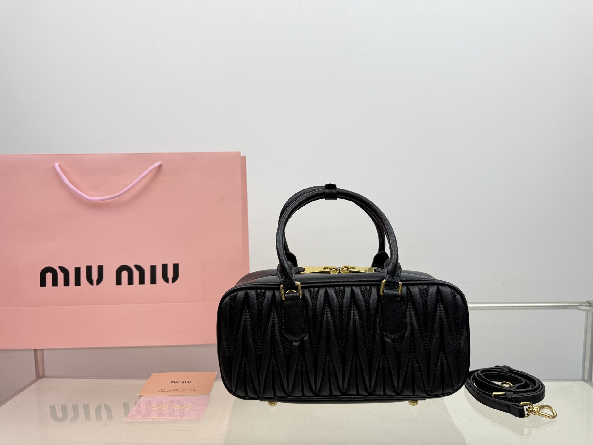 (折叠盒⚠️)p250/p240/p235 (羊皮) Miu新品 高级褶皱保龄球包 搭配小零钱包 精致独特的设计 时尚绝美 大方且与众不同 size:28*13cm(大) size:23*12cm(中) size:20*11cm(小)