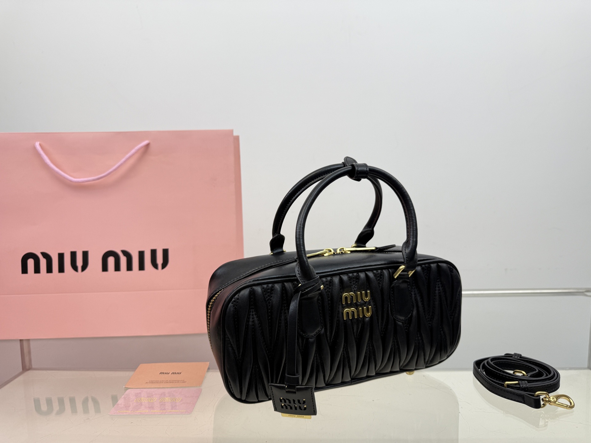 (折叠盒⚠️)p250/p240/p235 (羊皮) Miu新品 高级褶皱保龄球包 搭配小零钱包 精致独特的设计 时尚绝美 大方且与众不同 size:28*13cm(大) size:23*12cm(中) size:20*11cm(小)