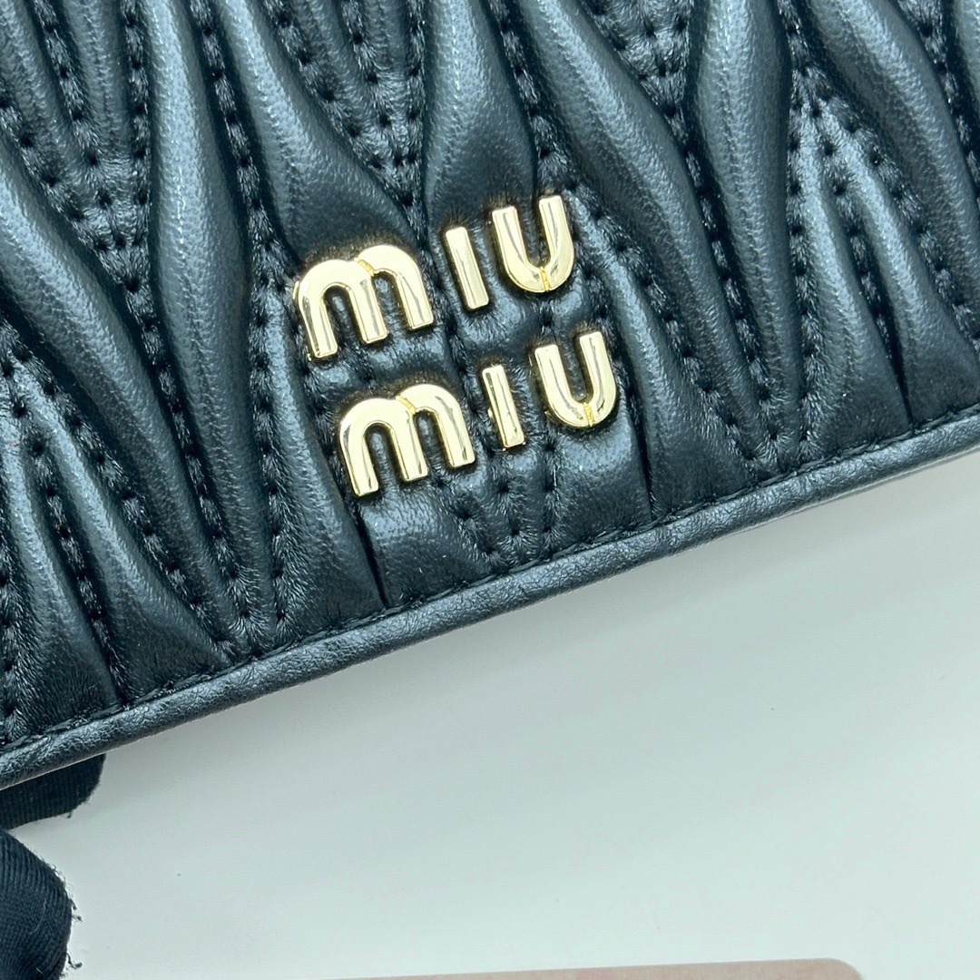 P85🎀miumiu 3513🎀颜色 黑 蓝 粉🎀尺寸 11.5*10*3 🎀miumiu专柜最新款！专柜爆款热力来袭，经典提花压纹设计，釆用顶级进口小羊皮，皮质细腻柔软，做工精细