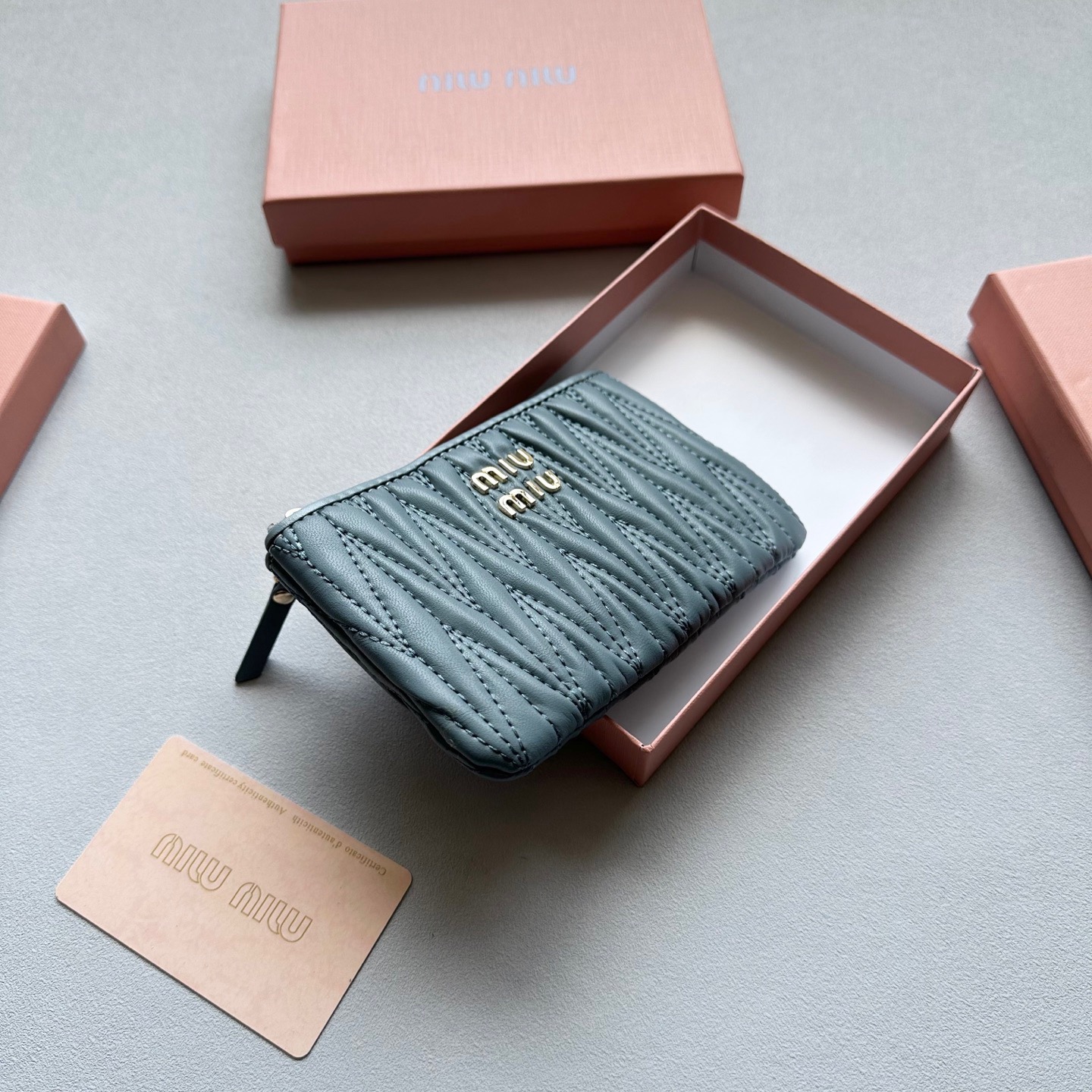 p75🎀🎀颜色 黑 粉 棕 蓝🎀尺寸 14.5x9🎀miumiu 顶级小羊皮多功能🐑零钱包👍里外全羊皮🔥经典搭配，时尚百搭