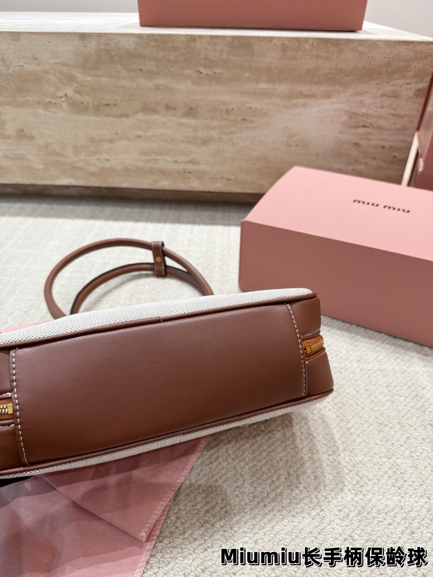 P220 配挂件 size：27.12cm miumiu保龄球长手柄 对版面料 皮质光滑细腻柔软， 棉质缎面衬里。 背起来都很nice 哦 可手拎也可斜挎！ 出场就是miumiu小公主！