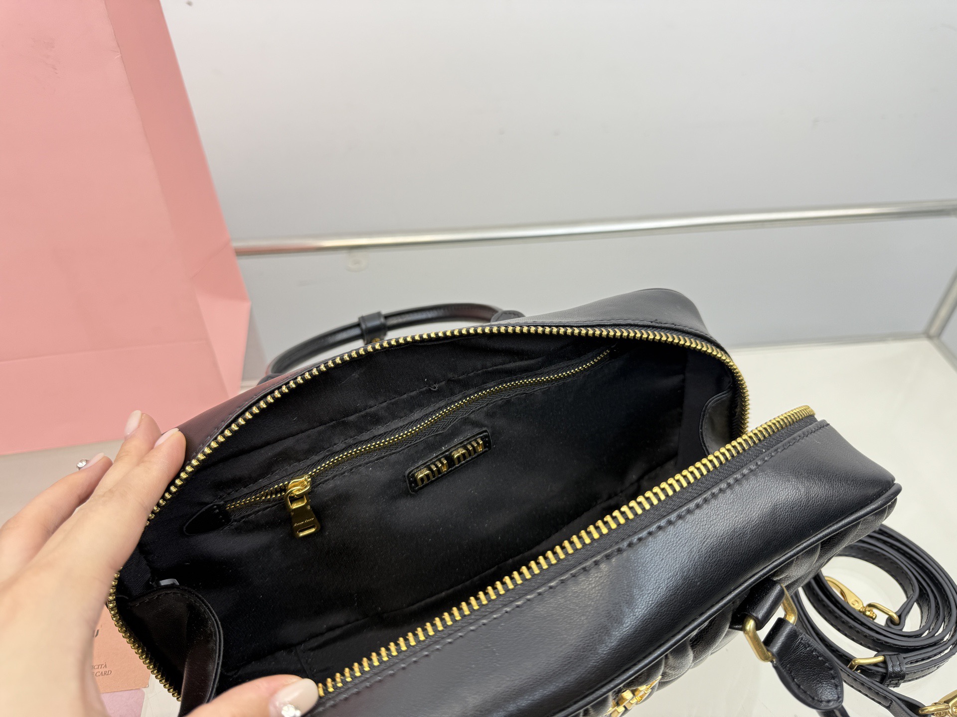 (折叠盒⚠️)p250/p240/p235 (羊皮) Miu新品 高级褶皱保龄球包 搭配小零钱包 精致独特的设计 时尚绝美 大方且与众不同 size:28*13cm(大) size:23*12cm(中) size:20*11cm(小)