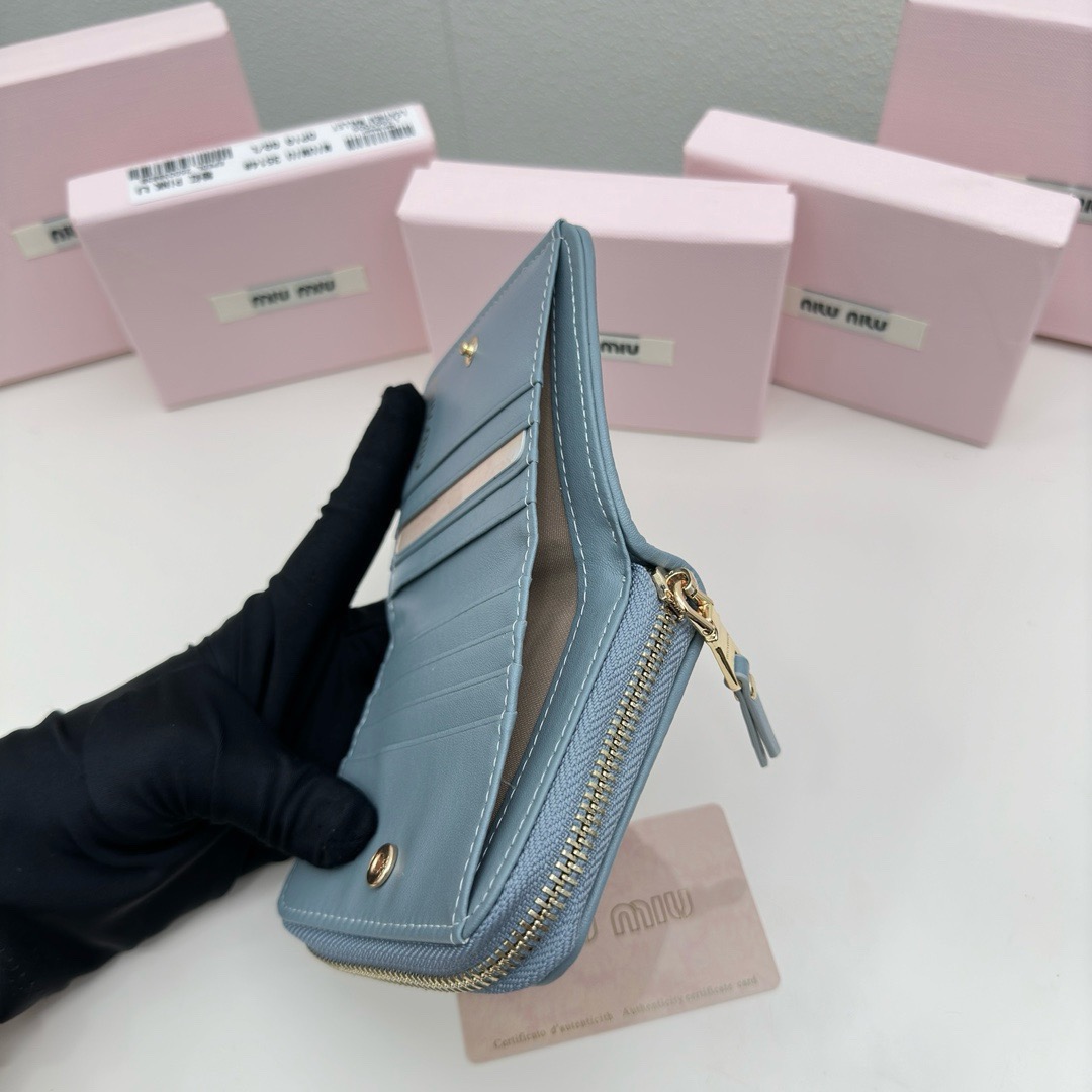 P95🎀miumiu 3511🎀颜色 黑色 粉色 蓝色 🎀尺寸 10.5*10*3🎀miumiu专柜最新款!专柜爆款热力来袭,经典提花压纹设计,釆用顶级进口小羊皮,皮质细腻柔软,做工精细