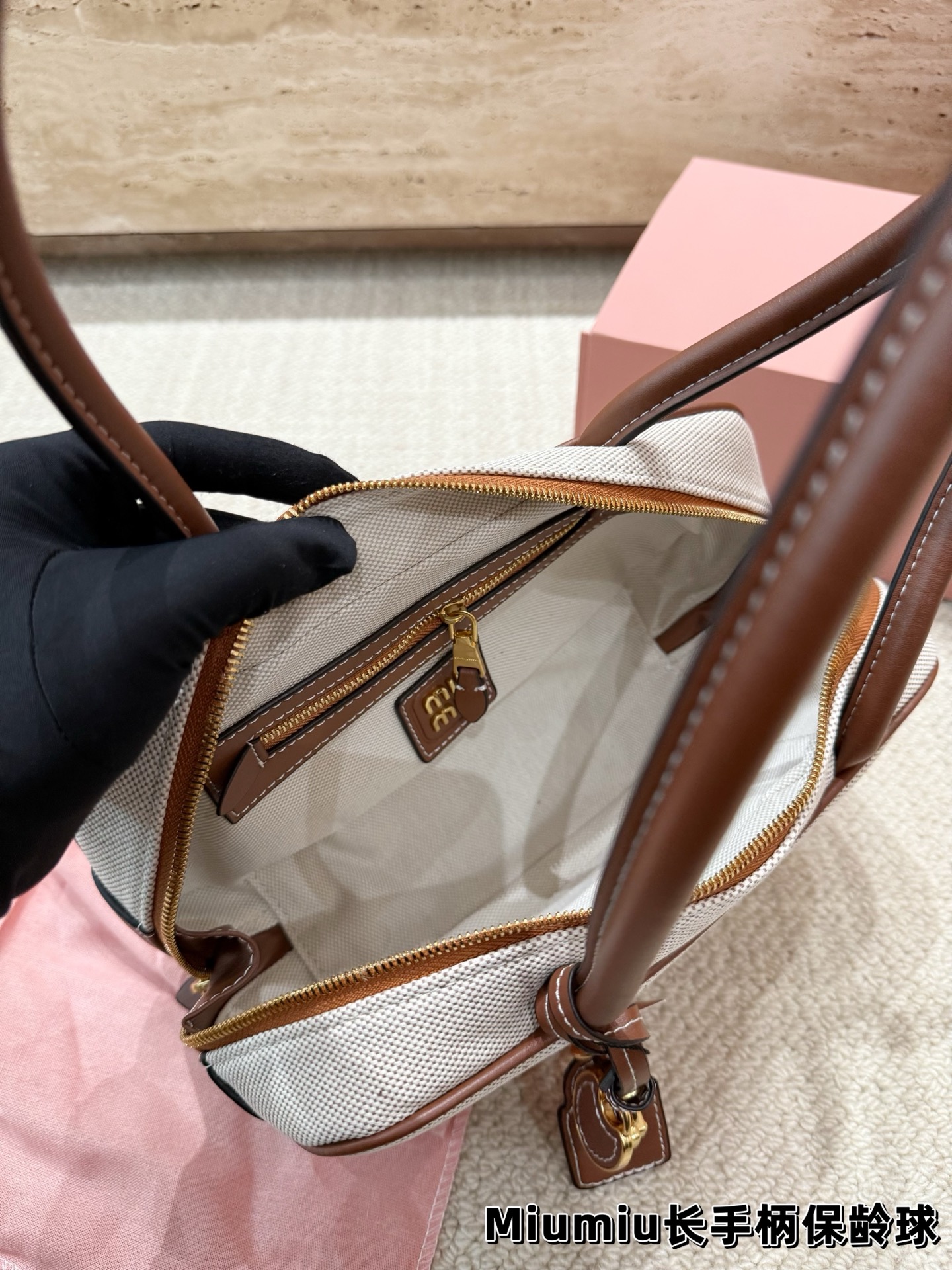 P220 配挂件 size：27.12cm miumiu保龄球长手柄 对版面料 皮质光滑细腻柔软， 棉质缎面衬里。 背起来都很nice 哦 可手拎也可斜挎！ 出场就是miumiu小公主！