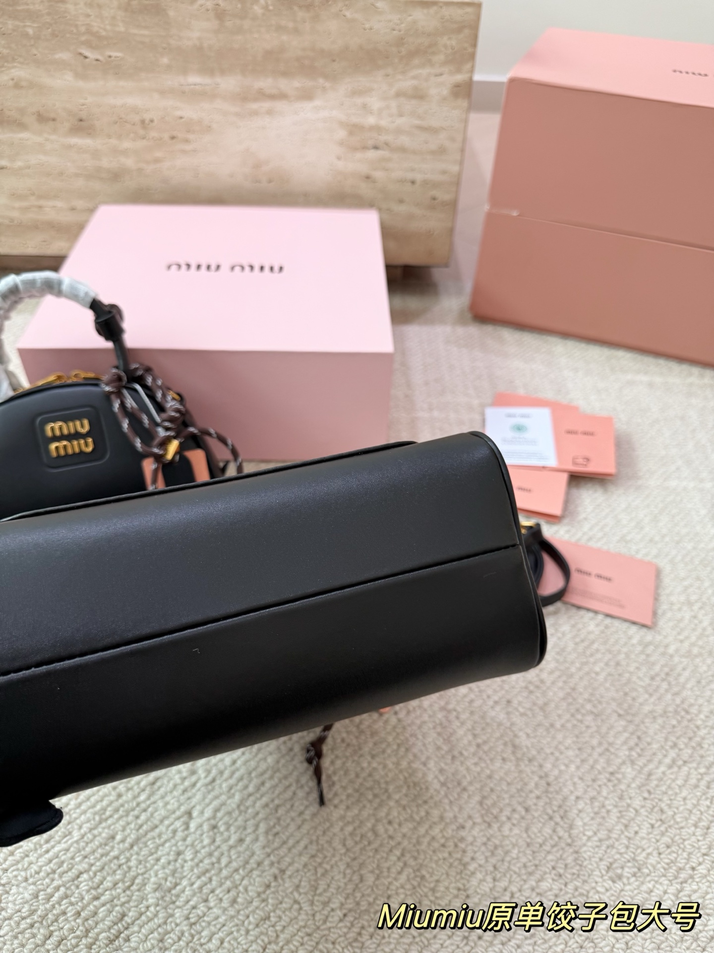 P180 P160 配挂件配盒 size：21 12cm 18 10cm 可盐可甜的 MiuMiu 女孩 miumiu wander半月包饺子包 好搭 什么风格都能驾驭 材质很柔软 容量也非常OK 复古俏皮的hobo包型 是近期几乎天天拿出门的包包！