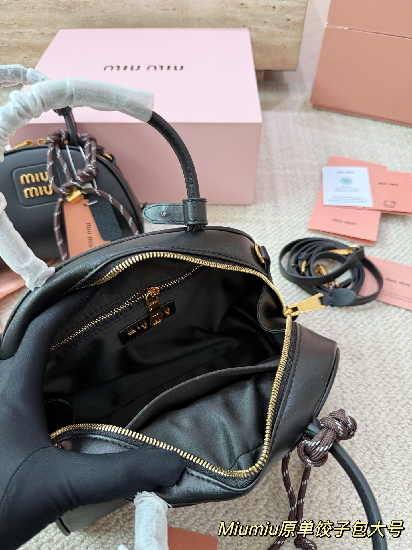 P180 P160 配挂件配盒 size：21 12cm 18 10cm 可盐可甜的 MiuMiu 女孩 miumiu wander半月包饺子包 好搭 什么风格都能驾驭 材质很柔软 容量也非常OK 复古俏皮的hobo包型 是近期几乎天天拿出门的包包！