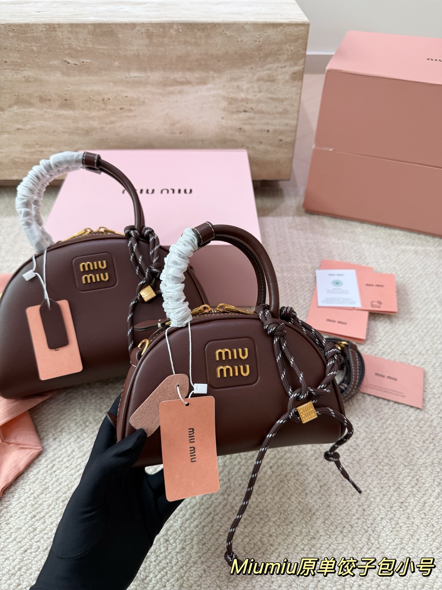 P180 P160 配挂件配盒 size：21 12cm 18 10cm 可盐可甜的 MiuMiu 女孩 miumiu wander半月包饺子包 好搭 什么风格都能驾驭 材质很柔软 容量也非常OK 复古俏皮的hobo包型 是近期几乎天天拿出门的包包！