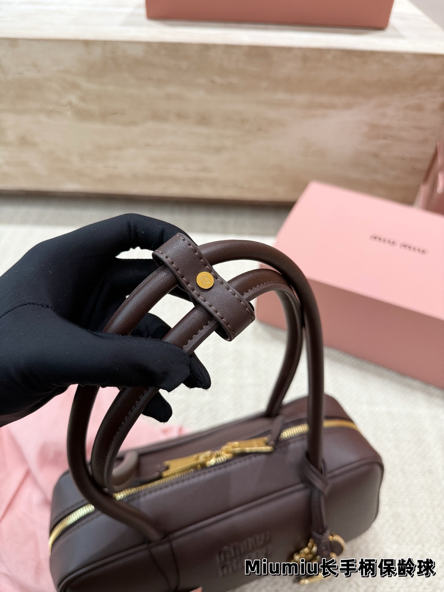 P220 配挂件 size：27.12cm miumiu保龄球长手柄 对版面料 皮质光滑细腻柔软， 棉质缎面衬里。 背起来都很nice 哦 可手拎也可斜挎！ 出场就是miumiu小公主！