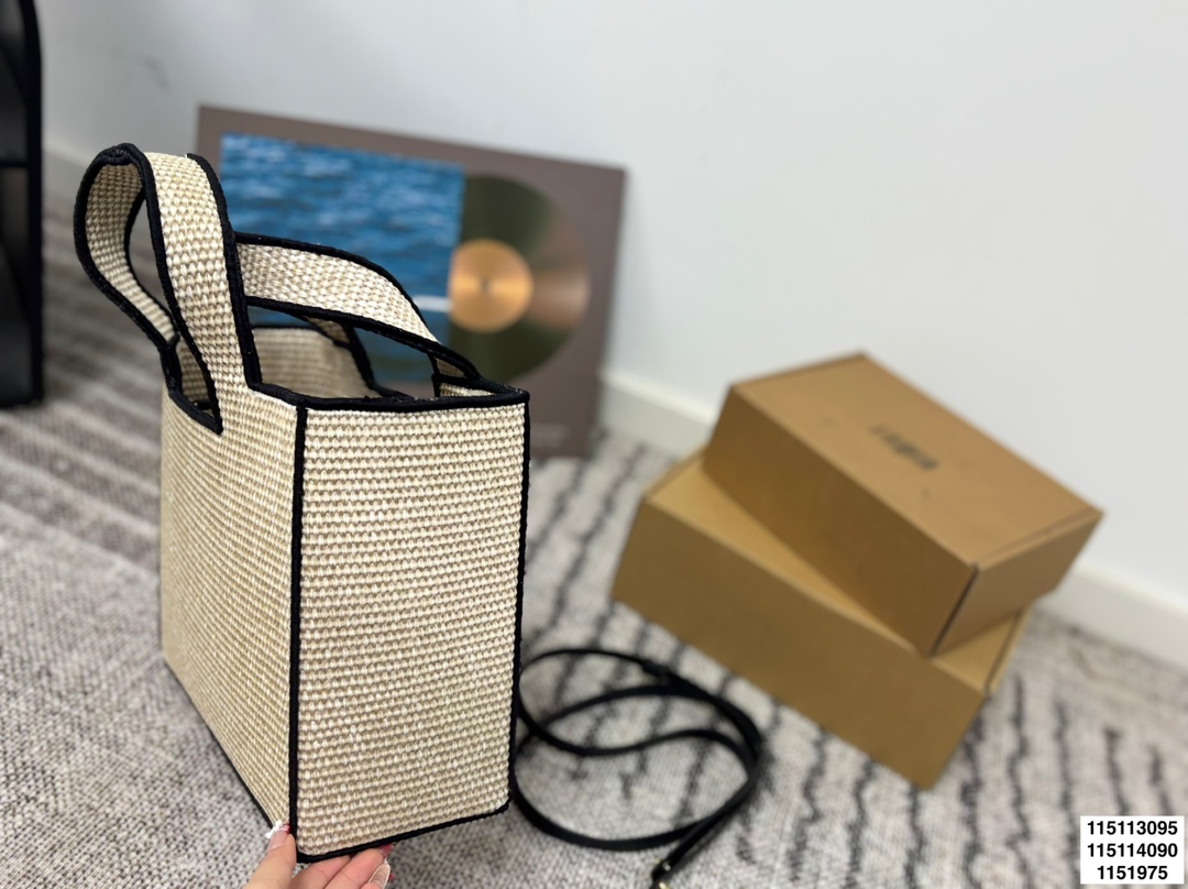 p125 p120 p115无盒 罗意威编织托特包 Paulas's 1biza 夏日海岛系列推出了草编托特包包巧妙融合了托特的商务之前线条和草编的夏日风情，加上Loewe粗体大logo 真的很难不爱 尺寸30.22/24.17/20.13