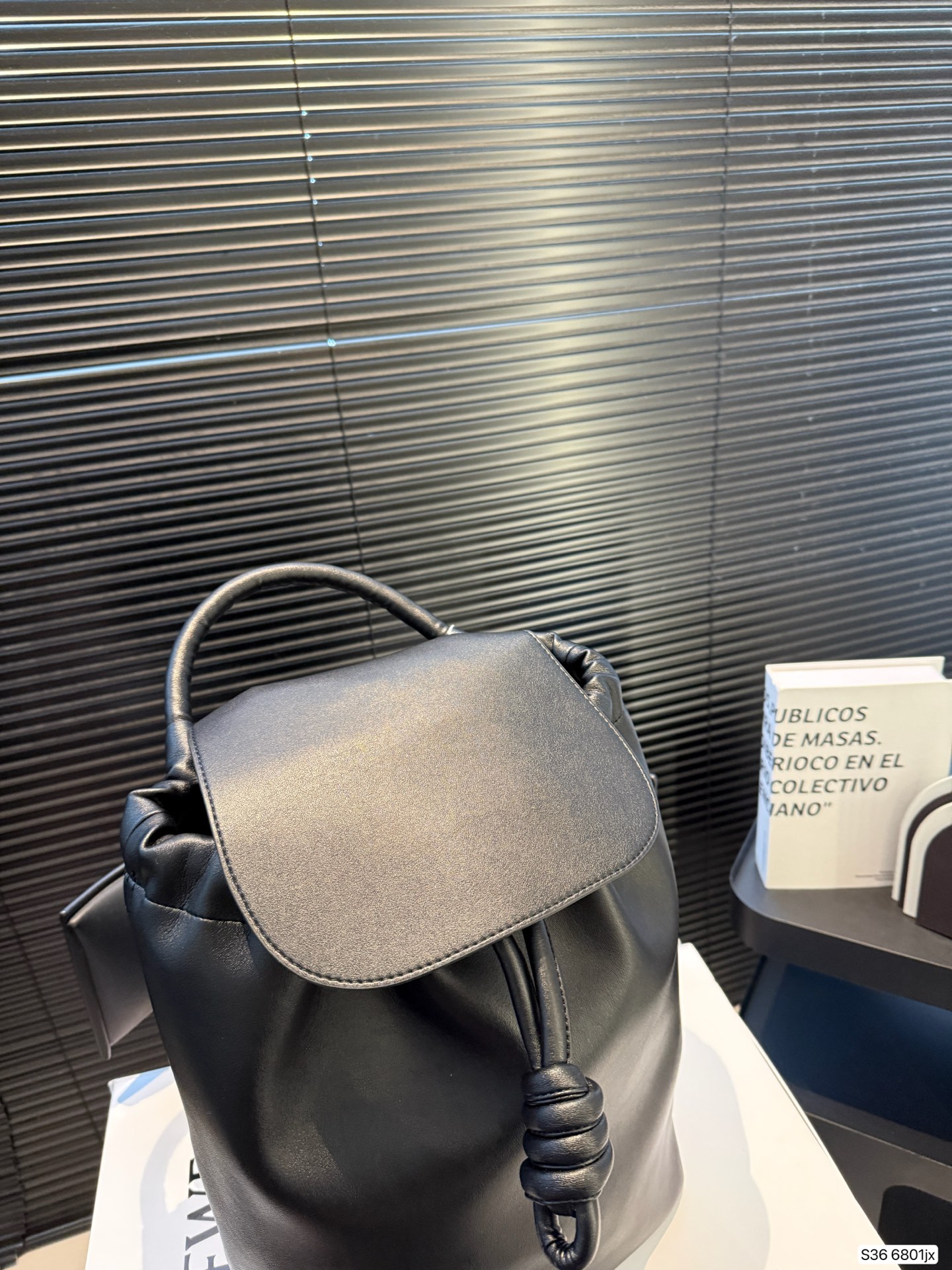 P230 配折叠盒罗意威双肩 Flamenco 背包自带复古千禧流线型实用日常设计，非正式学院风preppy style在风格上更加复古、休闲、实穿 #罗意威 #PreppyStyle #预科风 尺寸：25 33 货号6801