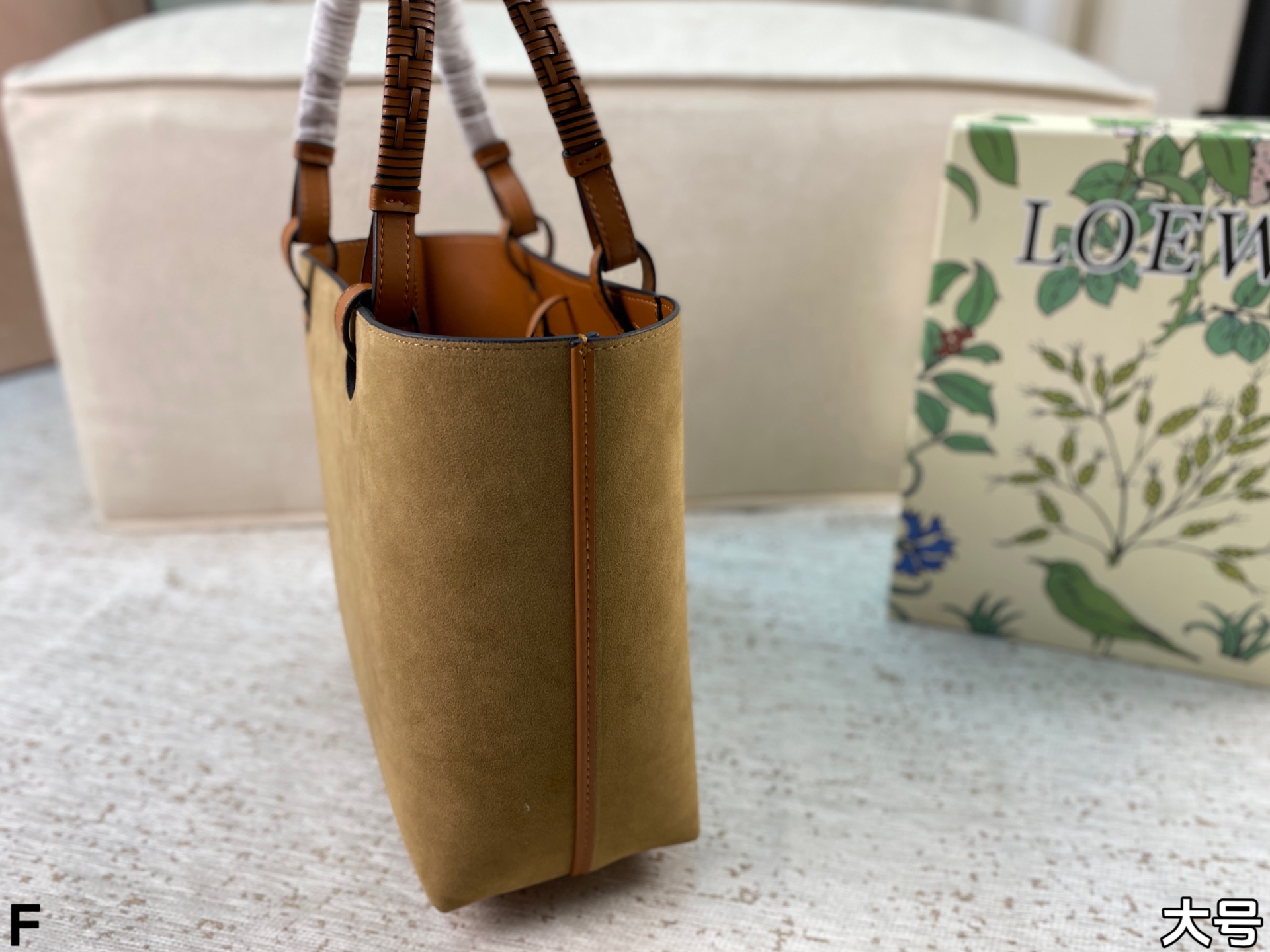 p165/p160 配盒🎁 罗意威Loewe anagram tote背上秒变时髦精 一只装得下全世界的托特 越背越香 能装且百搭不易变形 上班通勤或者日常搭配都很好！尺寸：27*25/23*22