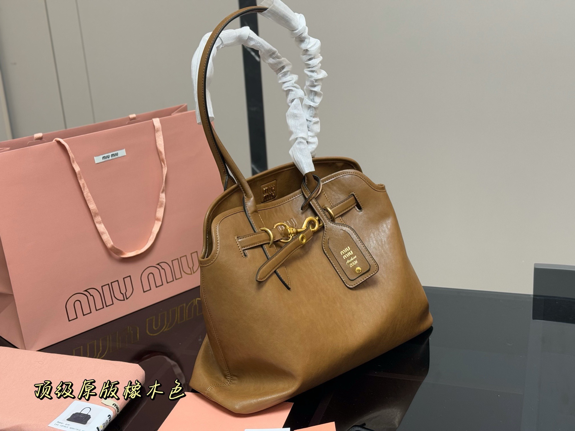 &yen;235 原版 size：41.31cm miumiu 中古托特包包， 特别喜欢这个的设计！ miumiu的坑真的好仙女好好看！ 真的很有质感！ 可斜挎可手拿可单肩， 日常约会出行简单好搭配。