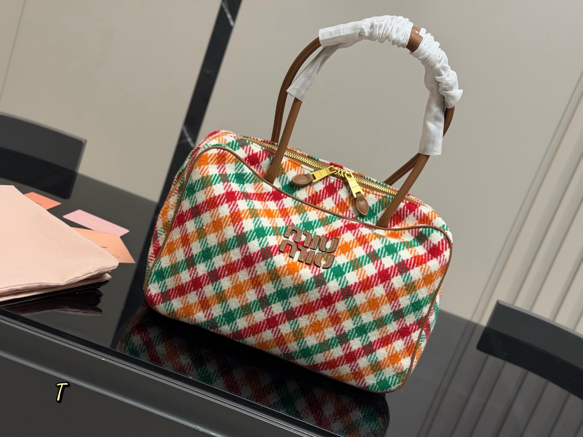 &yen;170 无盒 size：35*22cm miumiu保龄球/公文包/ 采用小牛皮 皮质光滑细腻柔软， 棉质缎面衬里。 背起来都很nice 哦 可手拎也可斜挎！ 出场就是miumiu小公主！