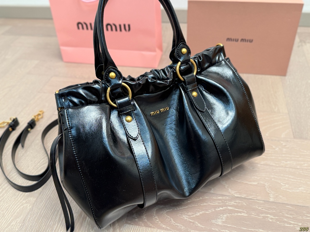 &yen;190 缪缪MIUMIU手提包 旅行出差旅游带它超方便 超级抢眼 爱了爱了 真是叫人无法抗拒 又美又能装！ 尺寸33 23