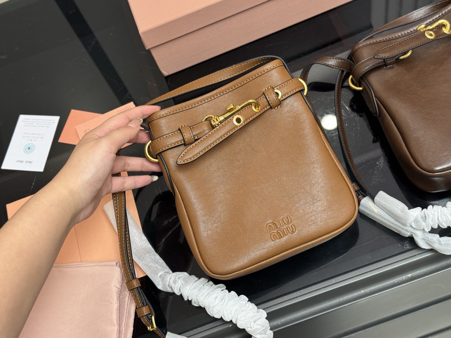 &yen;185 配盒 升级版 size：18*20cm miumiu的小福袋 性价比也太高了！ Aventure系列出小斜挎咯~ 太好装了! 出门都爱背的人生小斜挎 超级香哦！