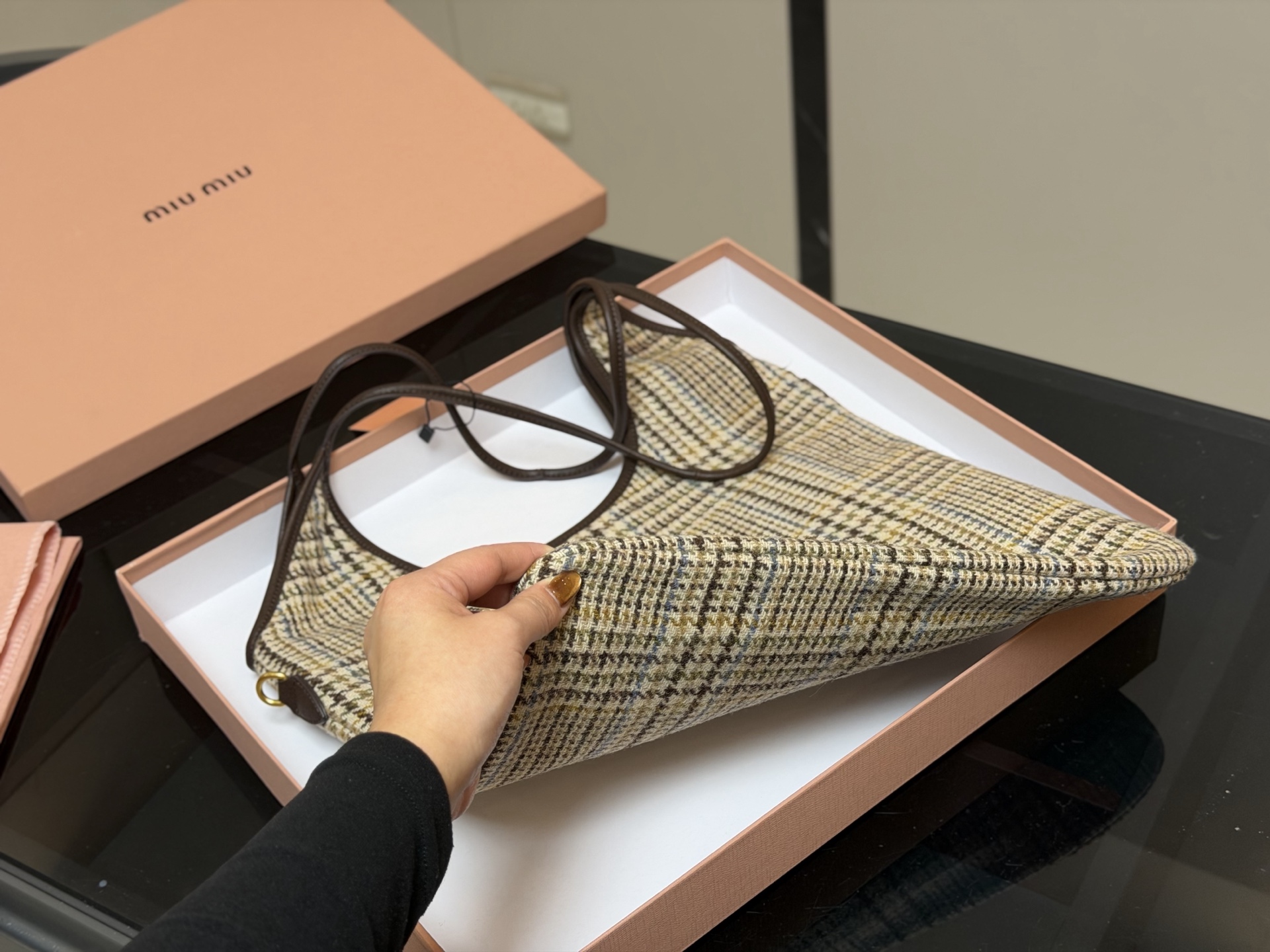 &yen;190 全套包装 size：35*34cm miumiu新款托特tote 今年的风刮的太猛了 老多爆款了！ 这款的版型也太好看了吧！ miumiu准备承包我的夏天吗