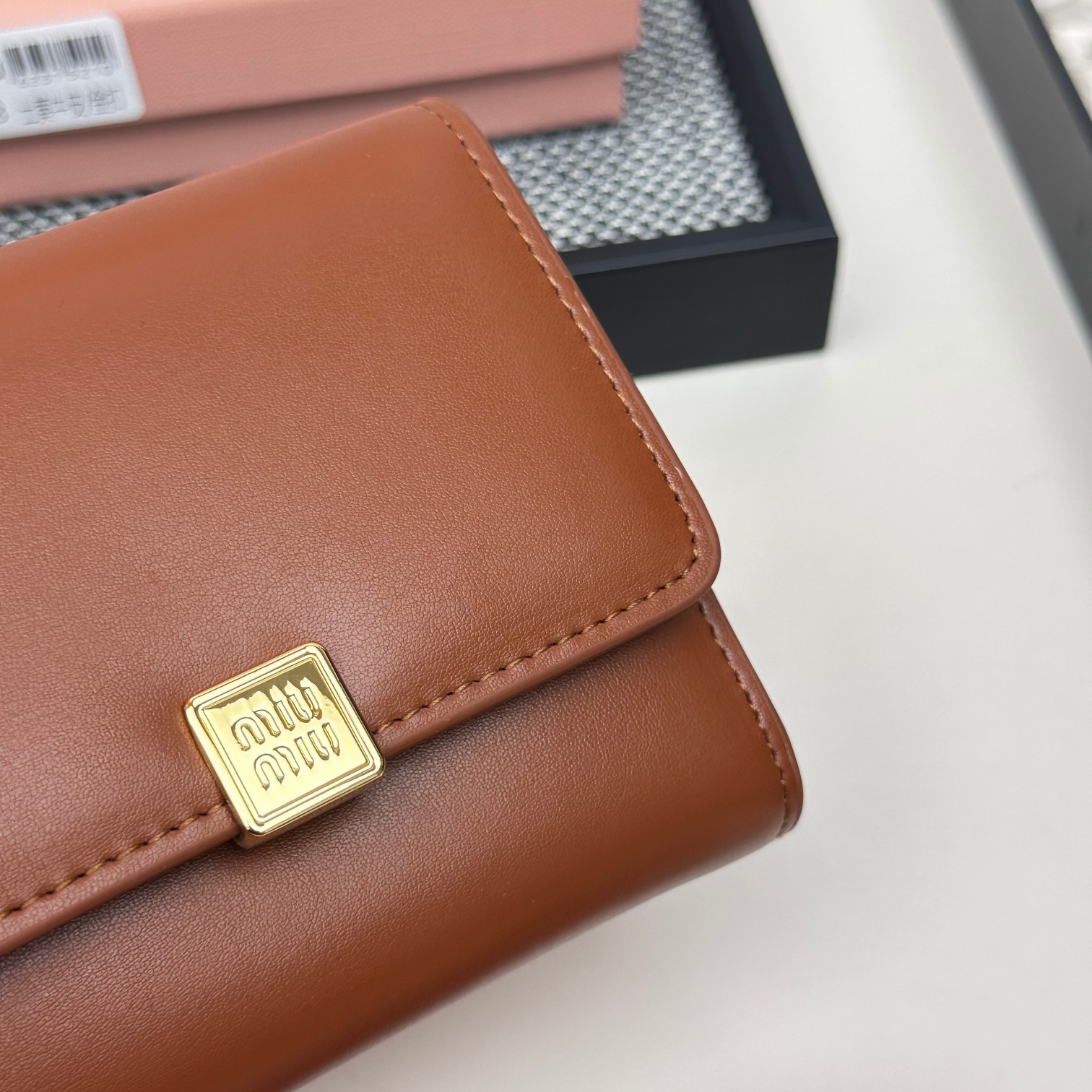 💰115包邮❗ 编号：508 品牌：miu miu 颜色：黑色 粉色 蓝色 红色 棕色 尺寸： 11*8.5*2 说明: miumiu专柜最新款火爆登场！采用头层小羊皮，做工精致， 金属五金Logo 媲美专柜！多功能小钱包卡包，内隔丰富，超级实用！三折钱包卡包👛