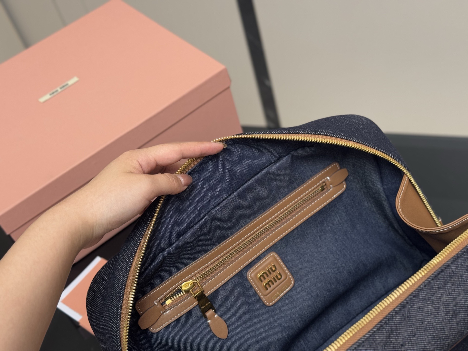 &yen;195 无盒 size：35*22cm miumiu保龄球/公文包/ Miu又来抢钱了新款帆布公文包 来咯 ！ 背起来都很nice 哦 可手拎也可斜挎！ 出场就是miumiu小公主！