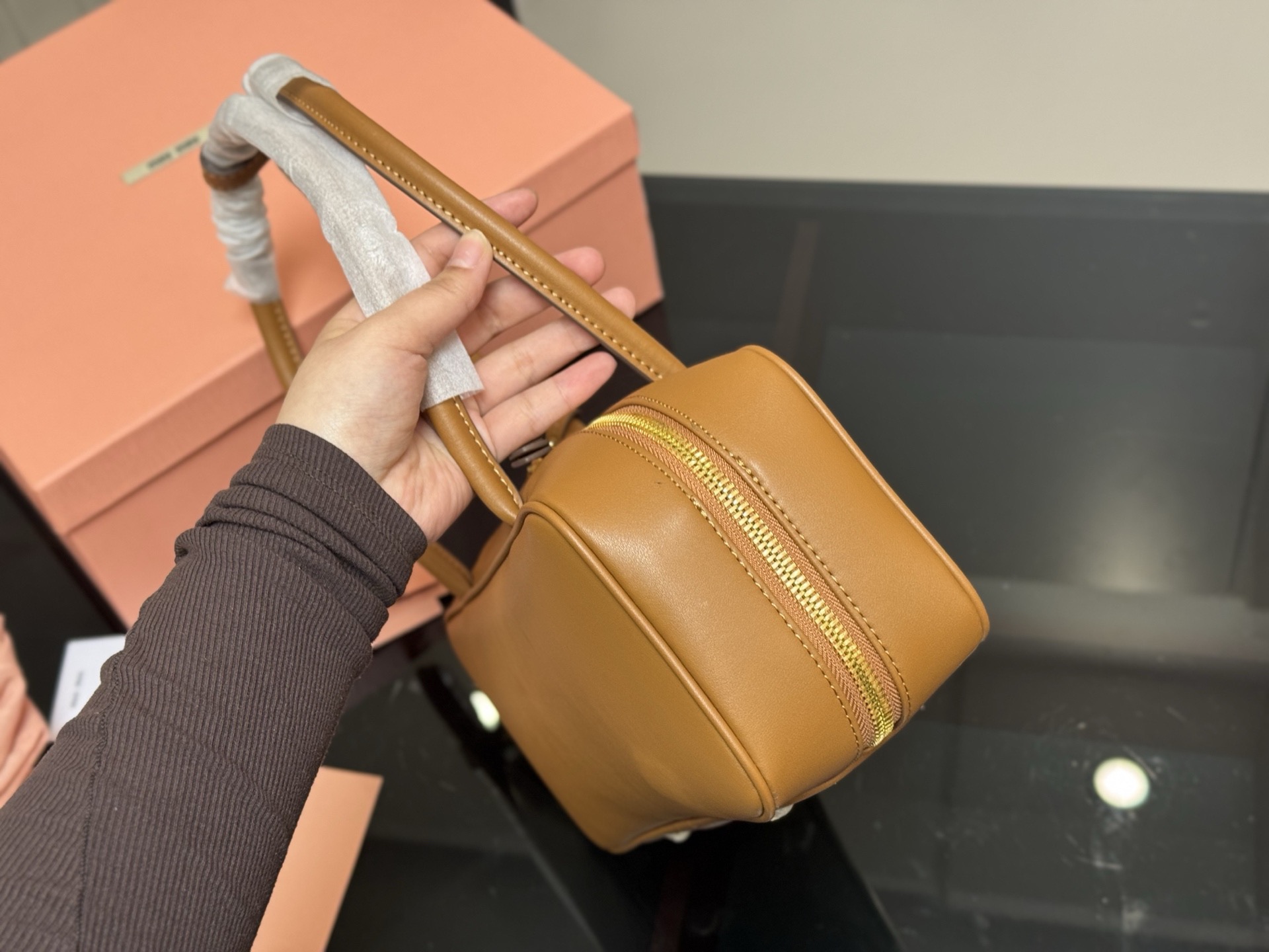 ¥215 升级版配盒 size:28*13cm miumiu保龄球/公文包/ 包包甜度刚好! 很难不爱啊啊! 可手拎也可斜挎 绝对不是小废包哦!容量足足的~~ 出场就是miumiu小公主!