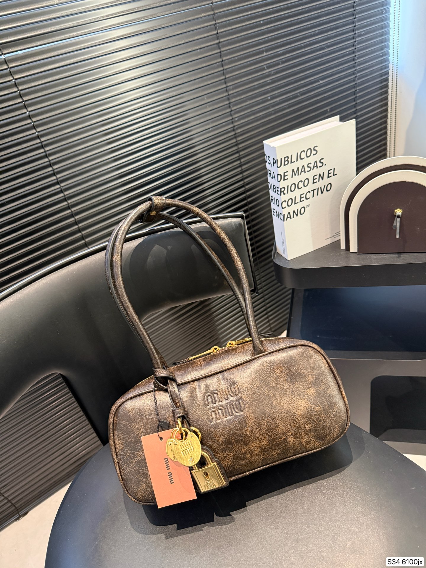 P220 缪缪MIUMIU 保龄球手提包 轻轻松松高级感 包包手感巨好容量也很不赖 简单却又不失华丽 不要觉得会炸眼太高调了什么的 根本不会！ 在你的精简穿搭上简直就是点睛之笔 尺寸：27 12 货号6100