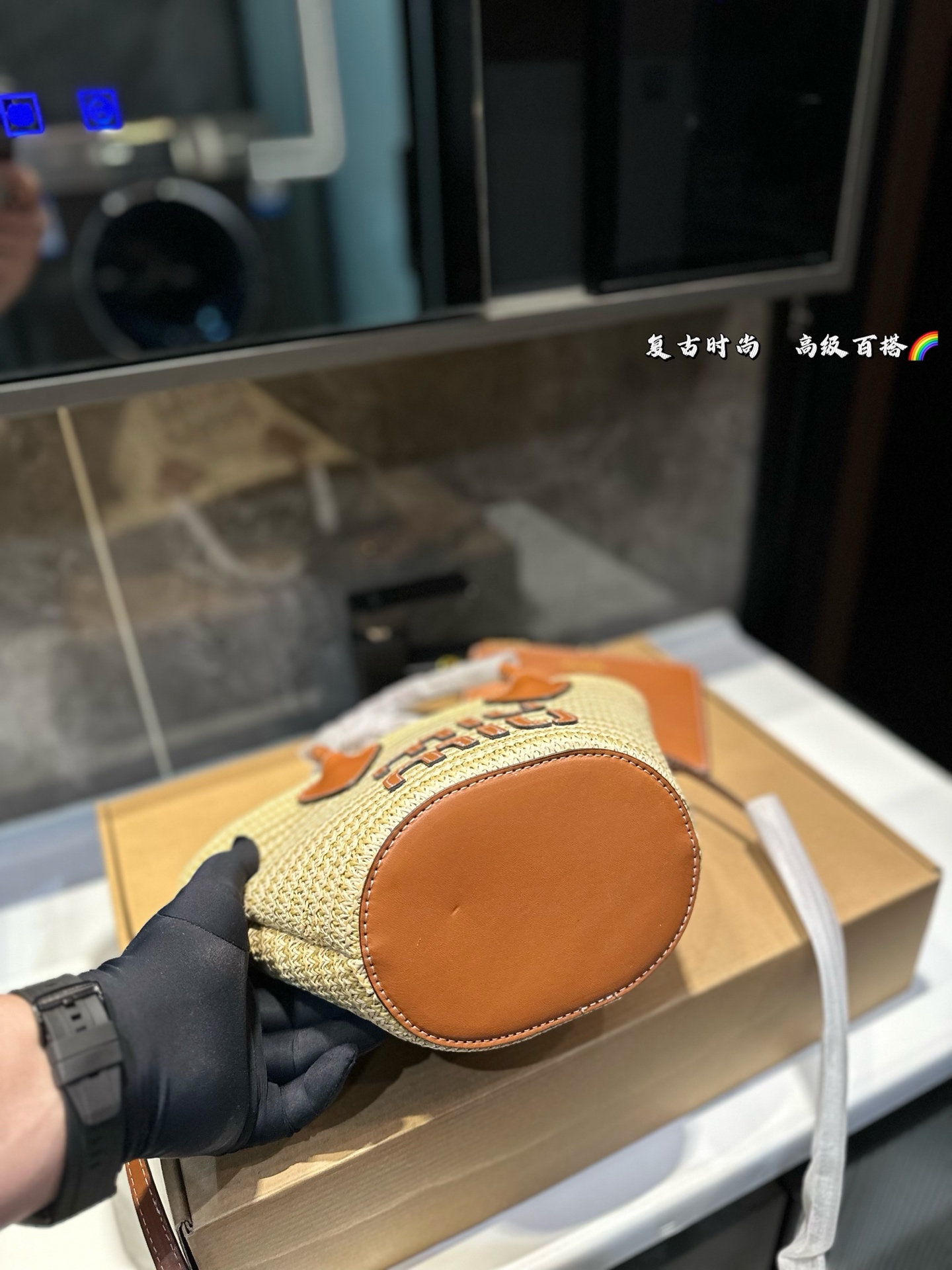 ❤️P145P135（礼盒包装）❤️ 缪缪MIUMIU 编织托特包 限定款hobo也太好看了 质感很高级 容量超级大也很耐用 日常出街背它回头率百分百 尺寸：大号24 26 小号16 18