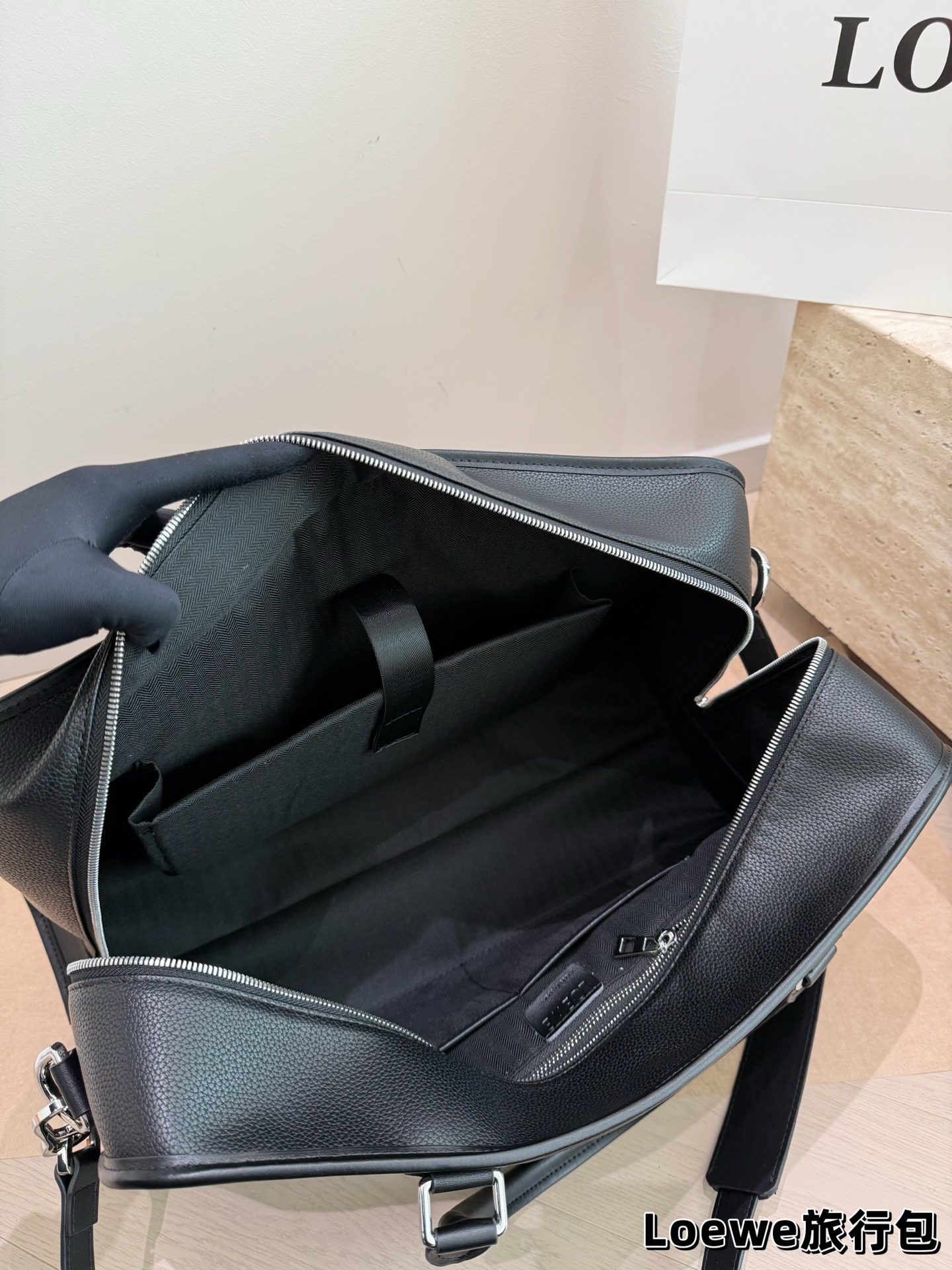 牛皮版本 P200 罗意威新款旅行包 机场包 Loewe Gova Small Backpack 罗意威新款旅行包 男款背包 超热门背囊 Goya 系列机场包兴？ 双向拉链开合背带 可自行调节长短新颖的设计时尚及实用性并存男女通用 size: 48 26cm #最爱的包包