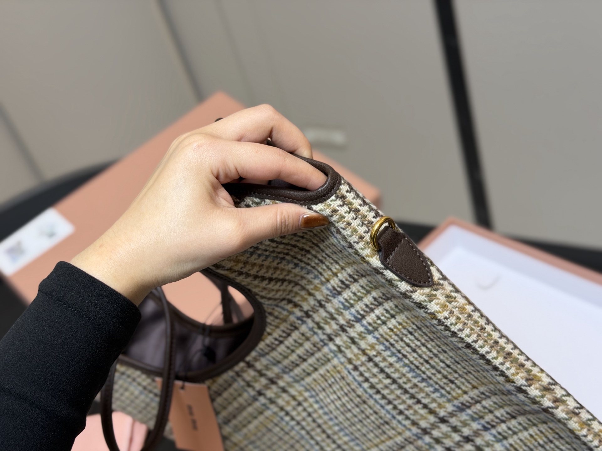 &yen;190 全套包装 size：35*34cm miumiu新款托特tote 今年的风刮的太猛了 老多爆款了！ 这款的版型也太好看了吧！ miumiu准备承包我的夏天吗