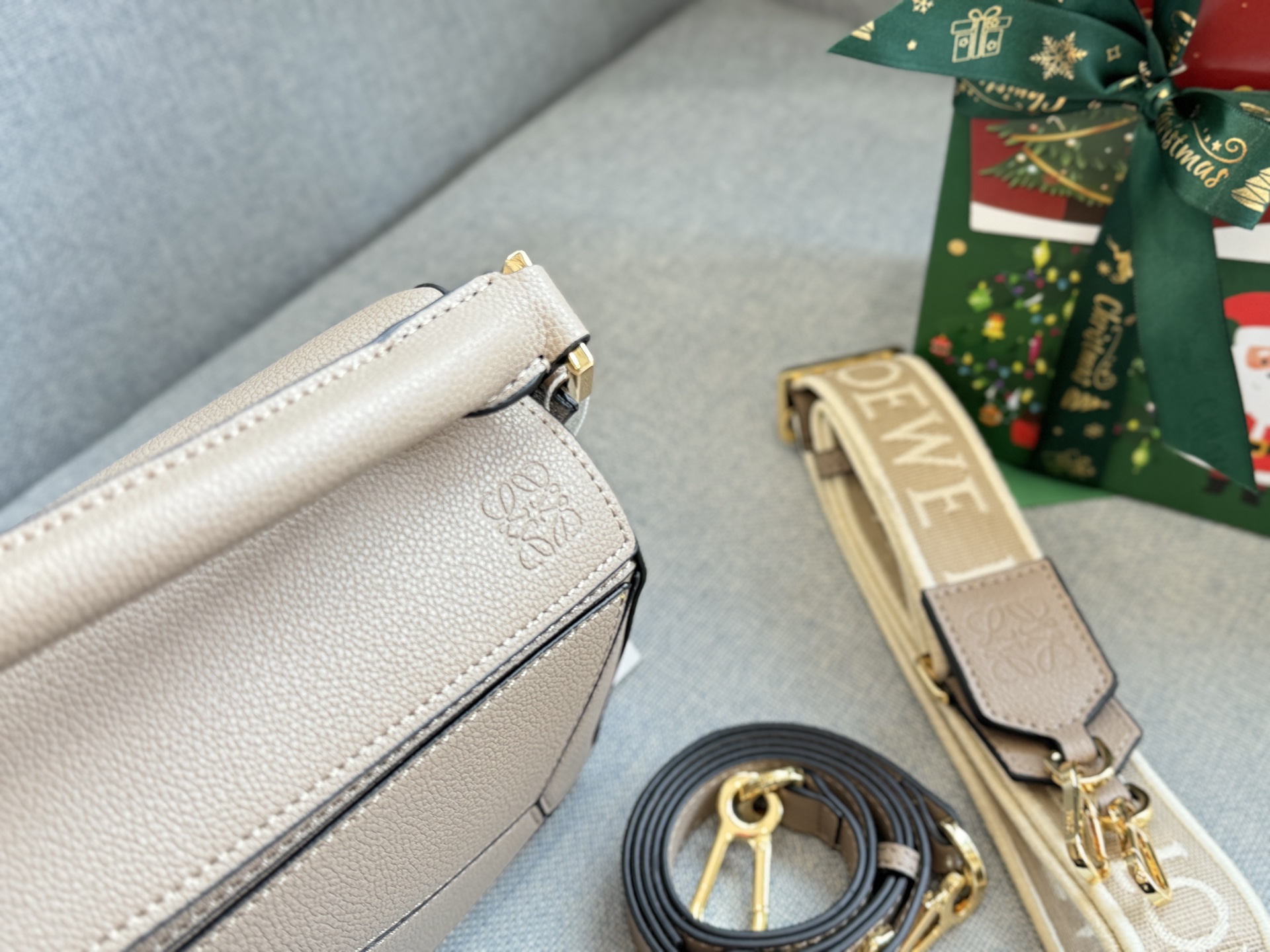 💰230 折叠盒 size：24&times;15 LOEWE罗意威 Puzzle 几何包 拼图包 斜挎手提包 质感超绝的一只！ 柔软轻盈的napa皮 轻松打造随性慵懒的风格 松弛感拉满～ 今夏最精致的小包出现了